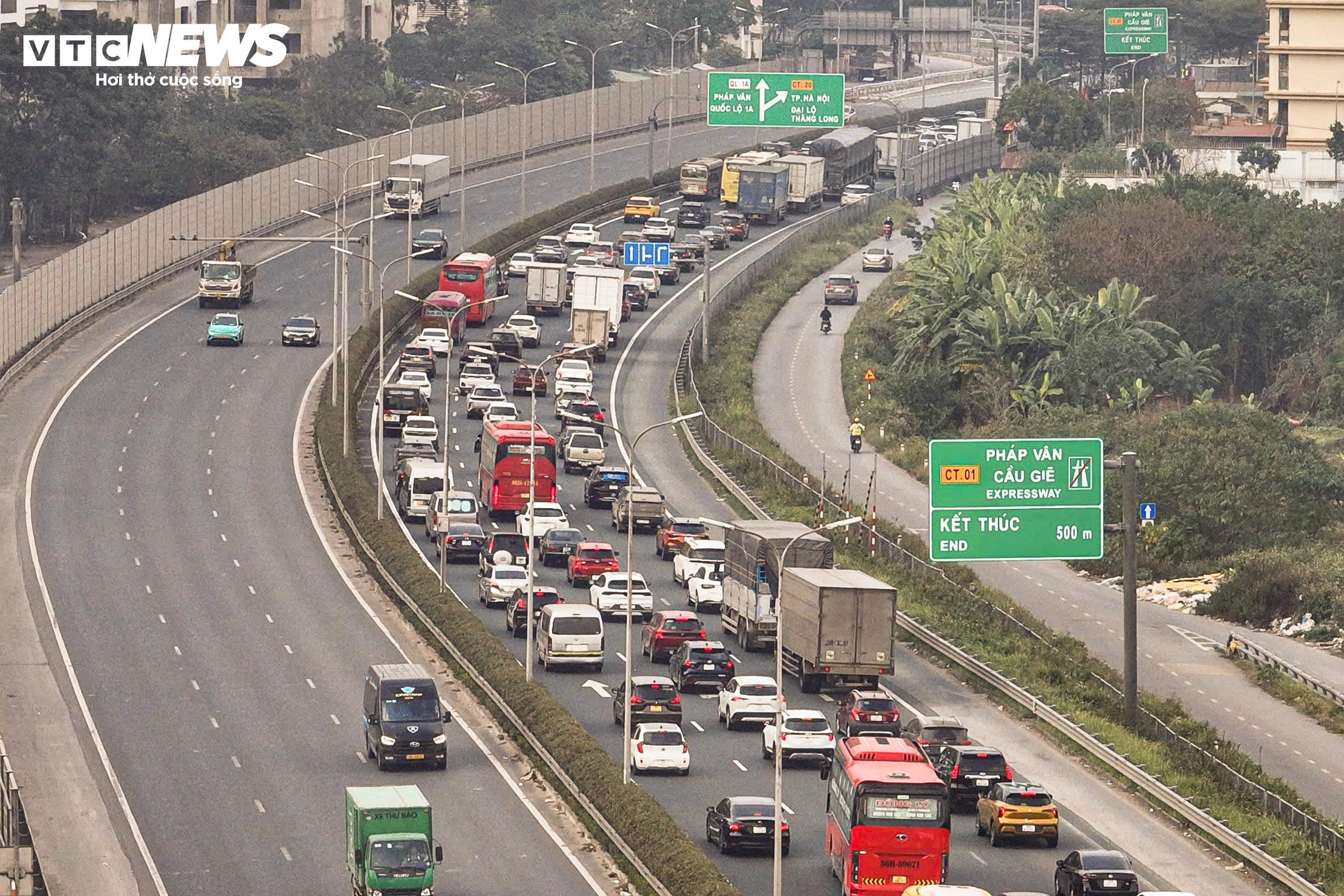 Ùn tắc sau nghỉ lễ: Trẻ em mệt mỏi ngủ gục trên lưng bố mẹ khi trở lại Thủ đô - 2