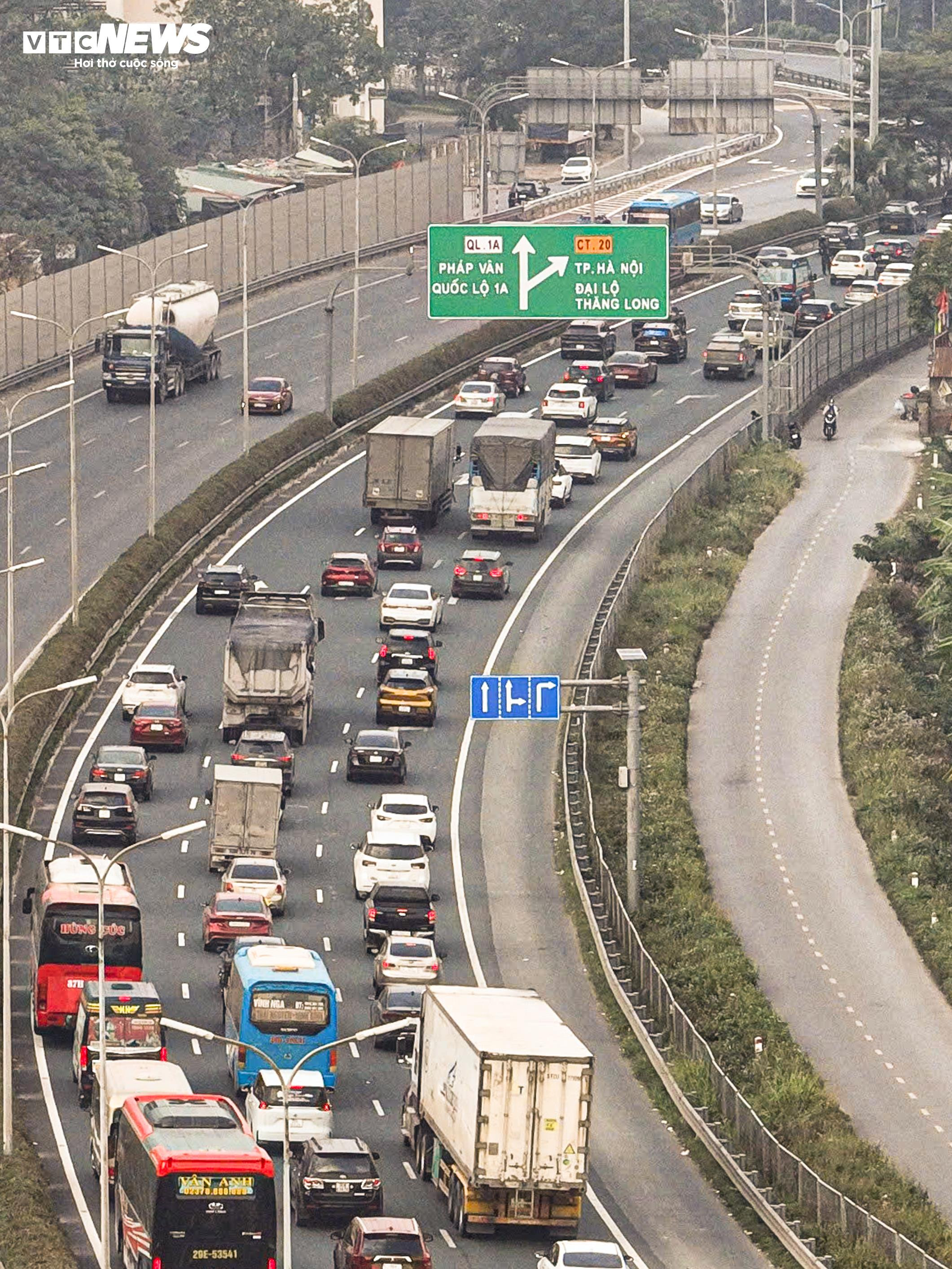 Ùn tắc sau nghỉ lễ: Trẻ em mệt mỏi ngủ gục trên lưng bố mẹ khi trở lại Thủ đô - 3