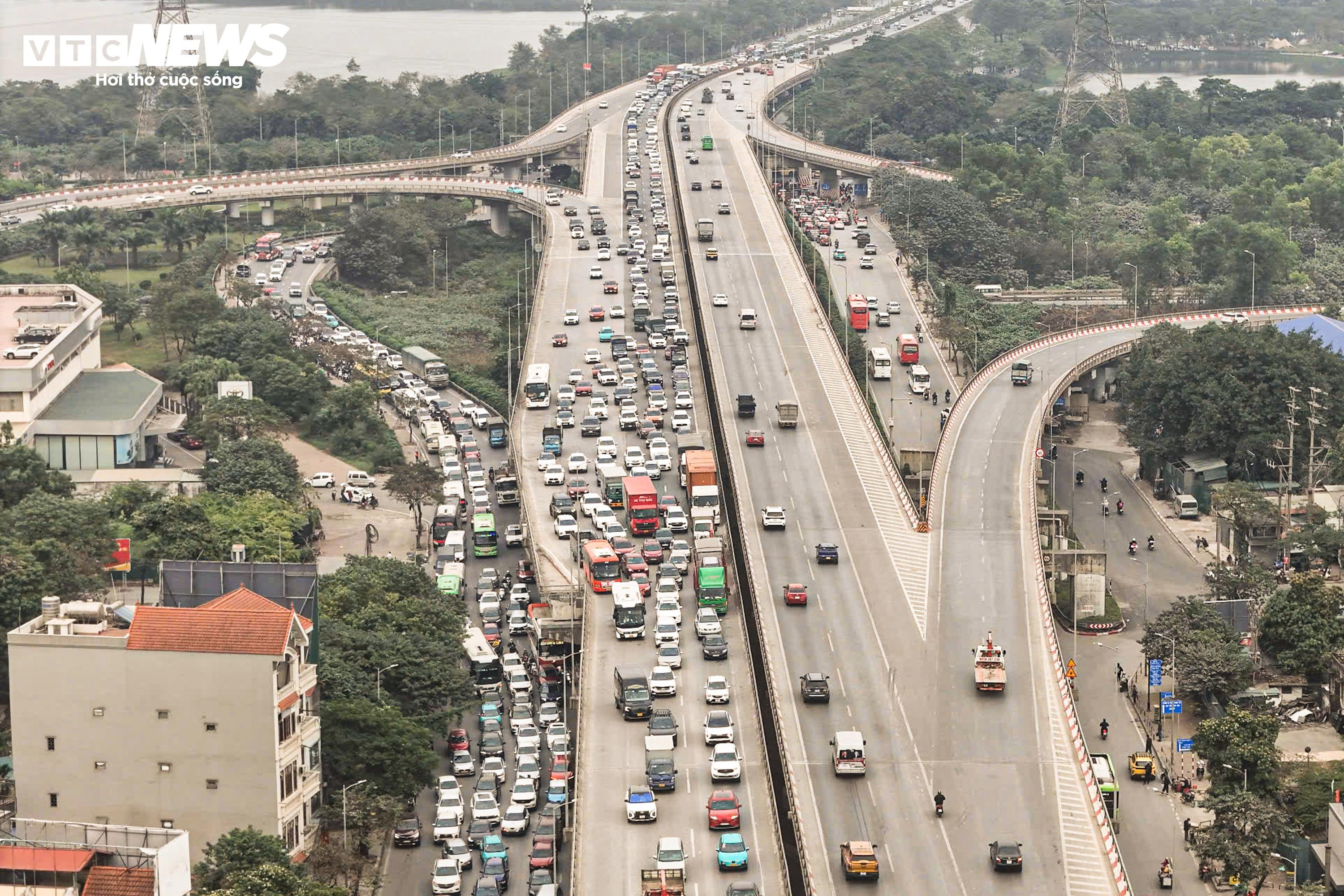 Ùn tắc sau nghỉ lễ: Trẻ em mệt mỏi ngủ gục trên lưng bố mẹ khi trở lại Thủ đô - 4