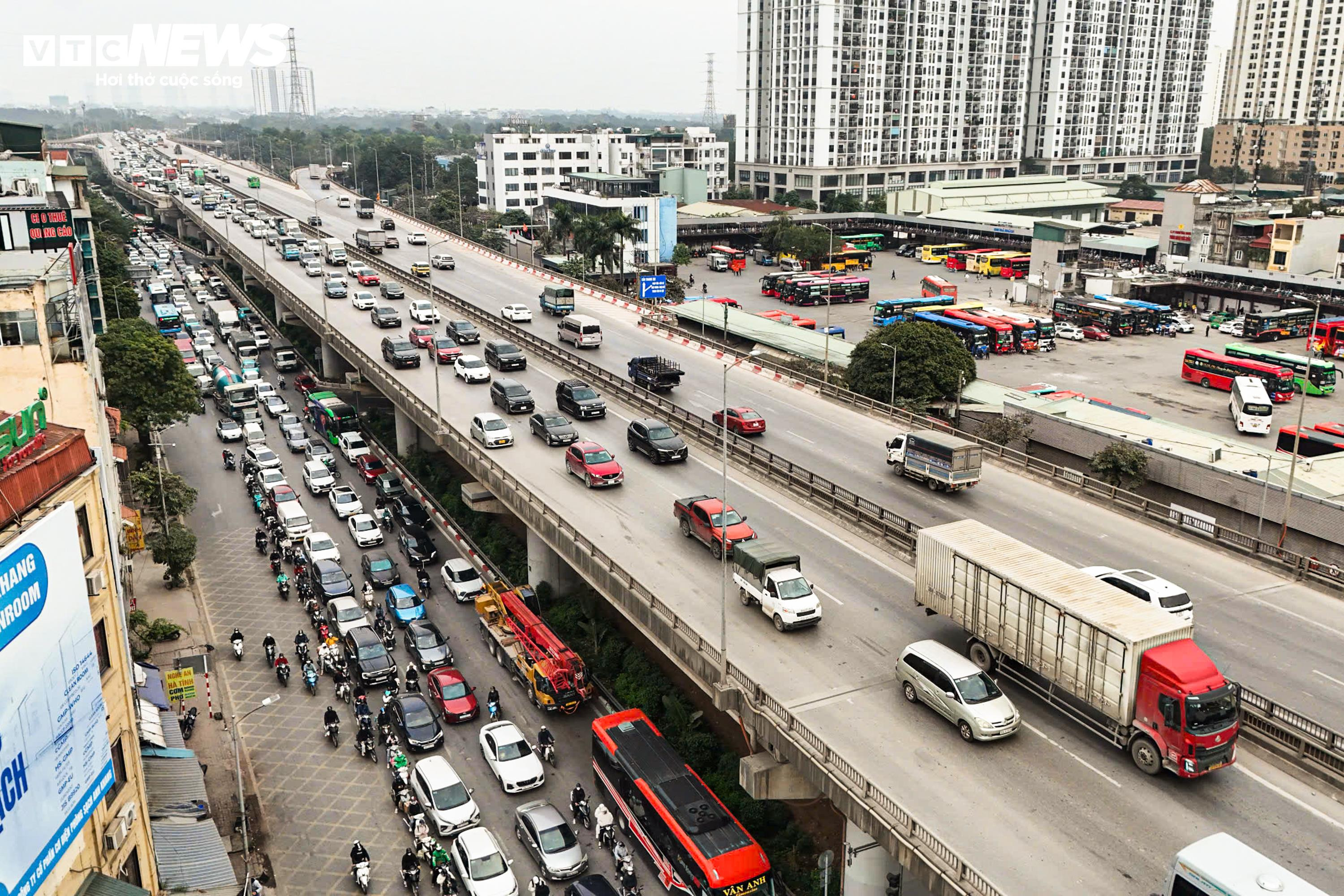 Ùn tắc sau nghỉ lễ: Trẻ em mệt mỏi ngủ gục trên lưng bố mẹ khi trở lại Thủ đô - 5
