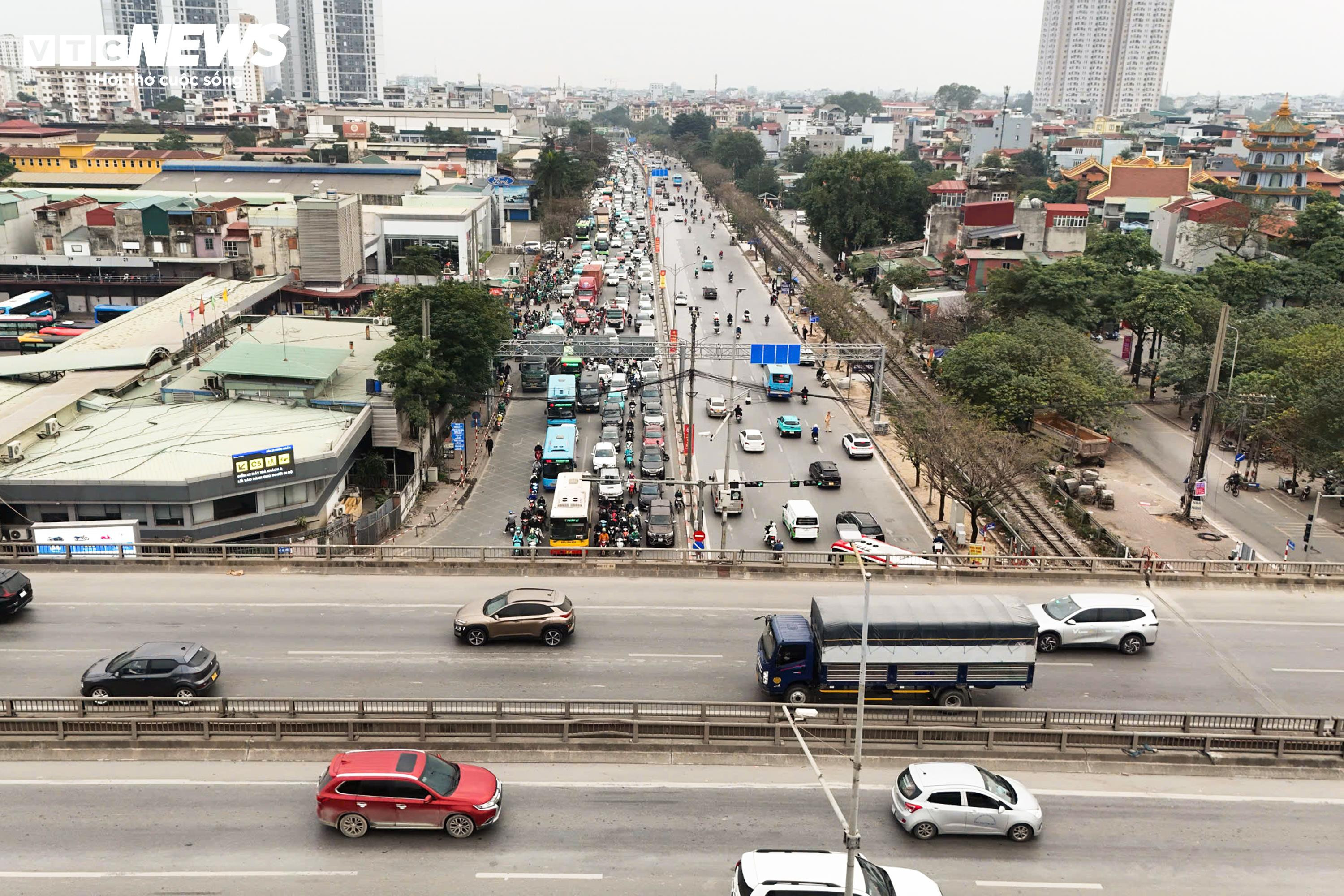 Ùn tắc sau nghỉ lễ: Trẻ em mệt mỏi ngủ gục trên lưng bố mẹ khi trở lại Thủ đô - 7