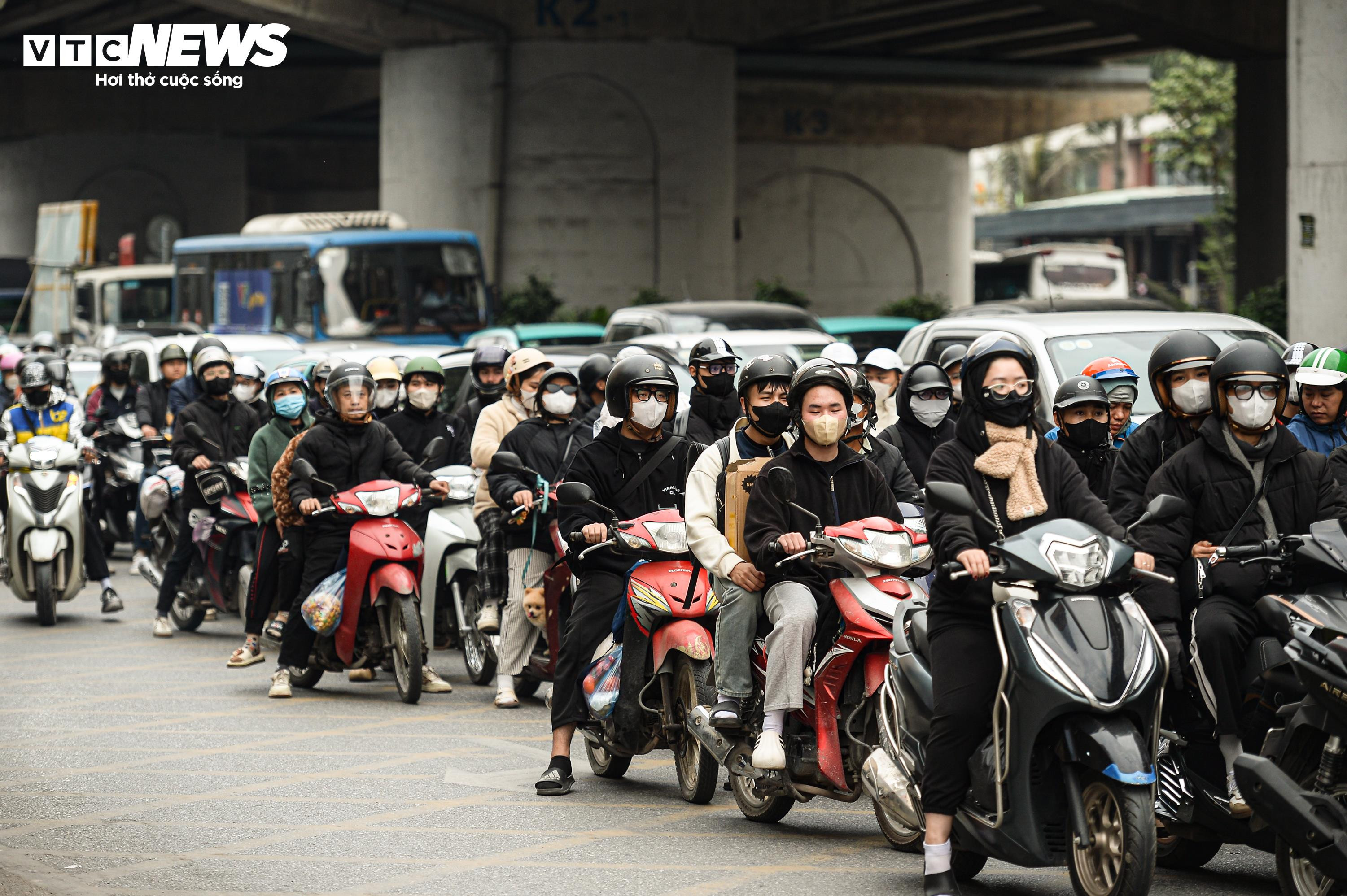 Ùn tắc sau nghỉ lễ: Trẻ em mệt mỏi ngủ gục trên lưng bố mẹ khi trở lại Thủ đô - 6