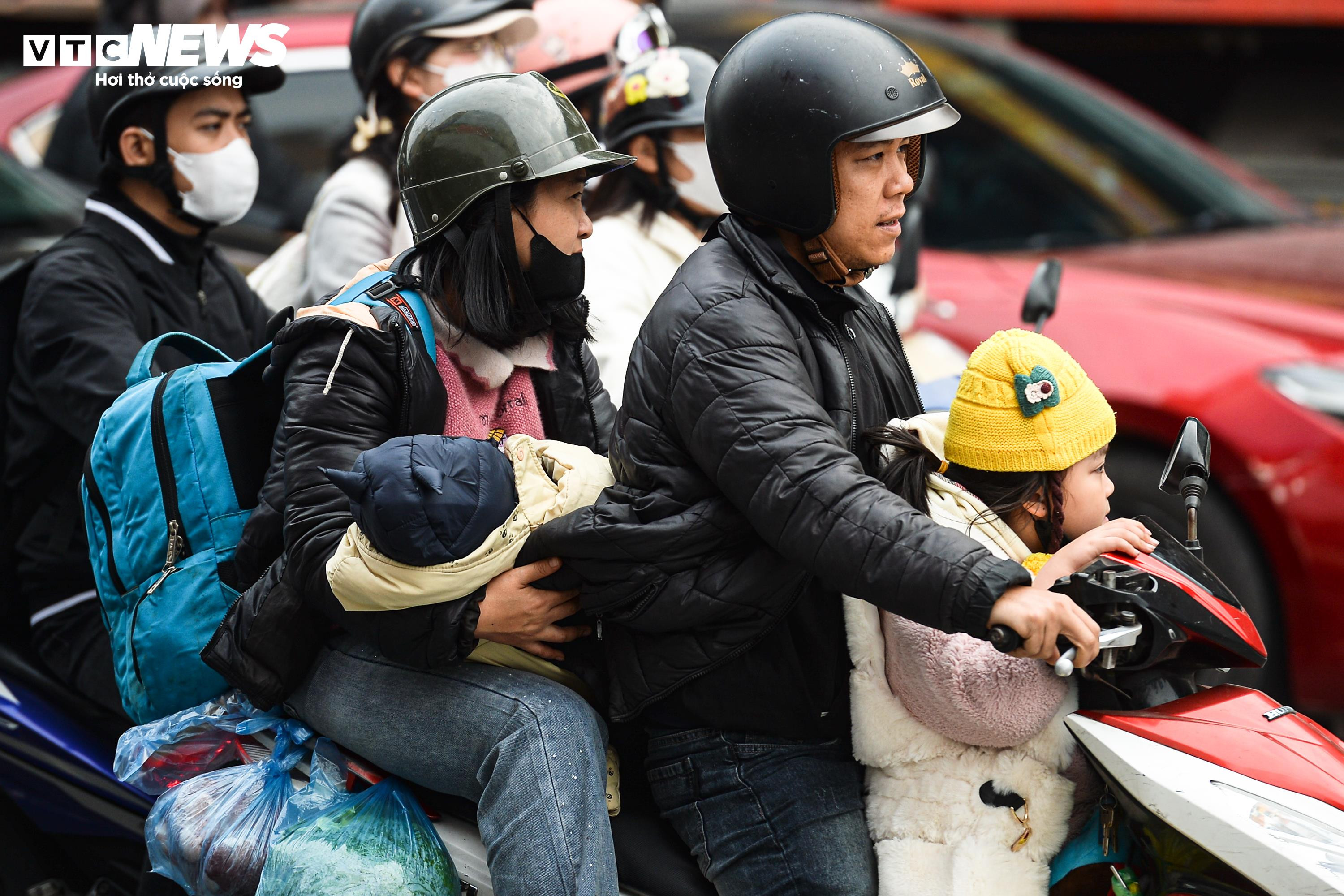 Ùn tắc sau nghỉ lễ: Trẻ em mệt mỏi ngủ gục trên lưng bố mẹ khi trở lại Thủ đô - 12
