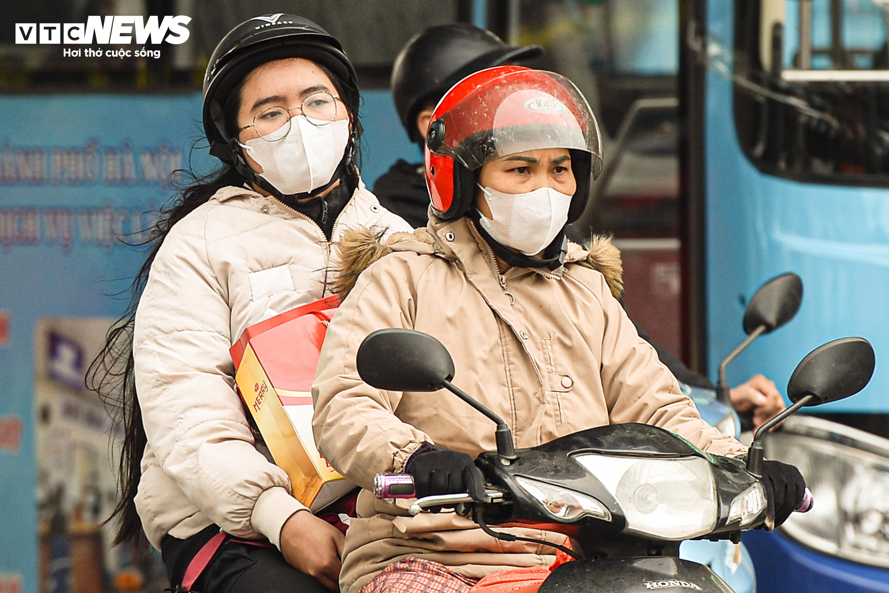 Ùn tắc sau nghỉ lễ: Trẻ em mệt mỏi ngủ gục trên lưng bố mẹ khi trở lại Thủ đô - 14