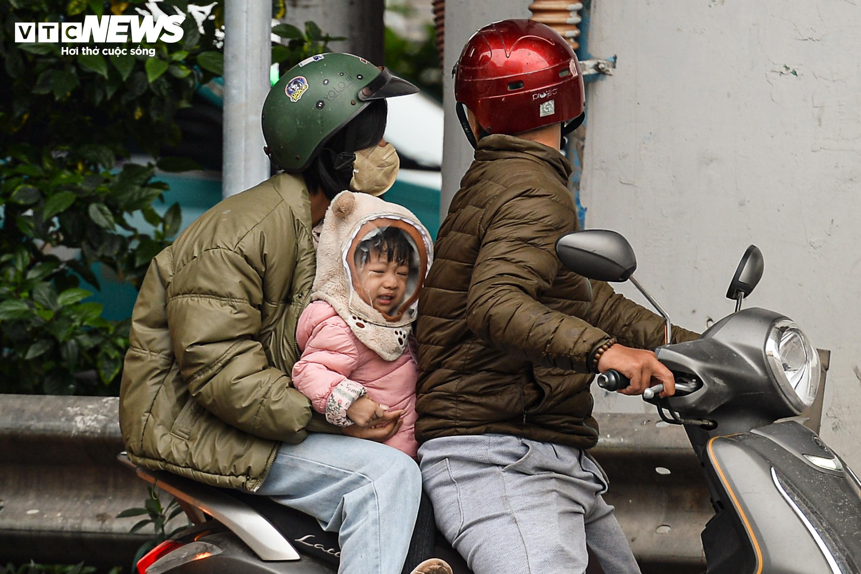 Ùn tắc sau nghỉ lễ: Trẻ em mệt mỏi ngủ gục trên lưng bố mẹ khi trở lại Thủ đô - 13