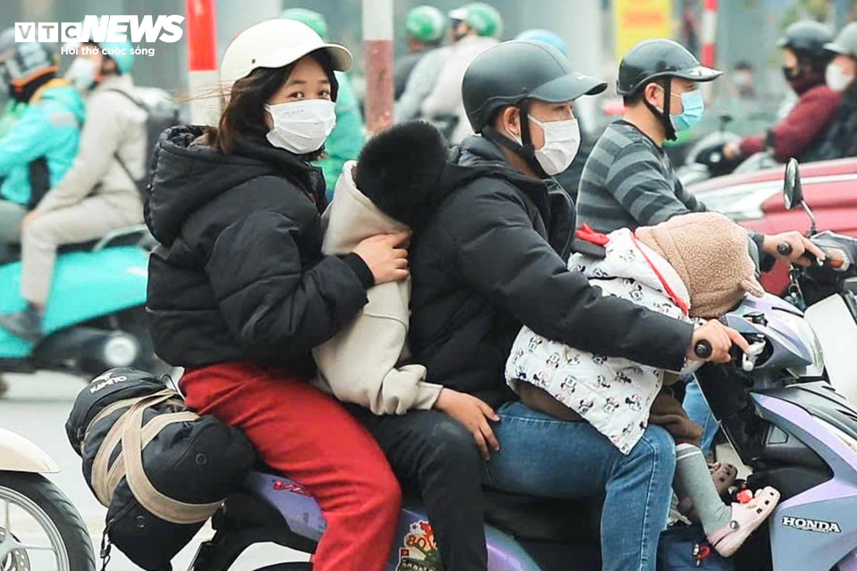 Ùn tắc sau nghỉ lễ: Trẻ em mệt mỏi ngủ gục trên lưng bố mẹ khi trở lại Thủ đô - 11