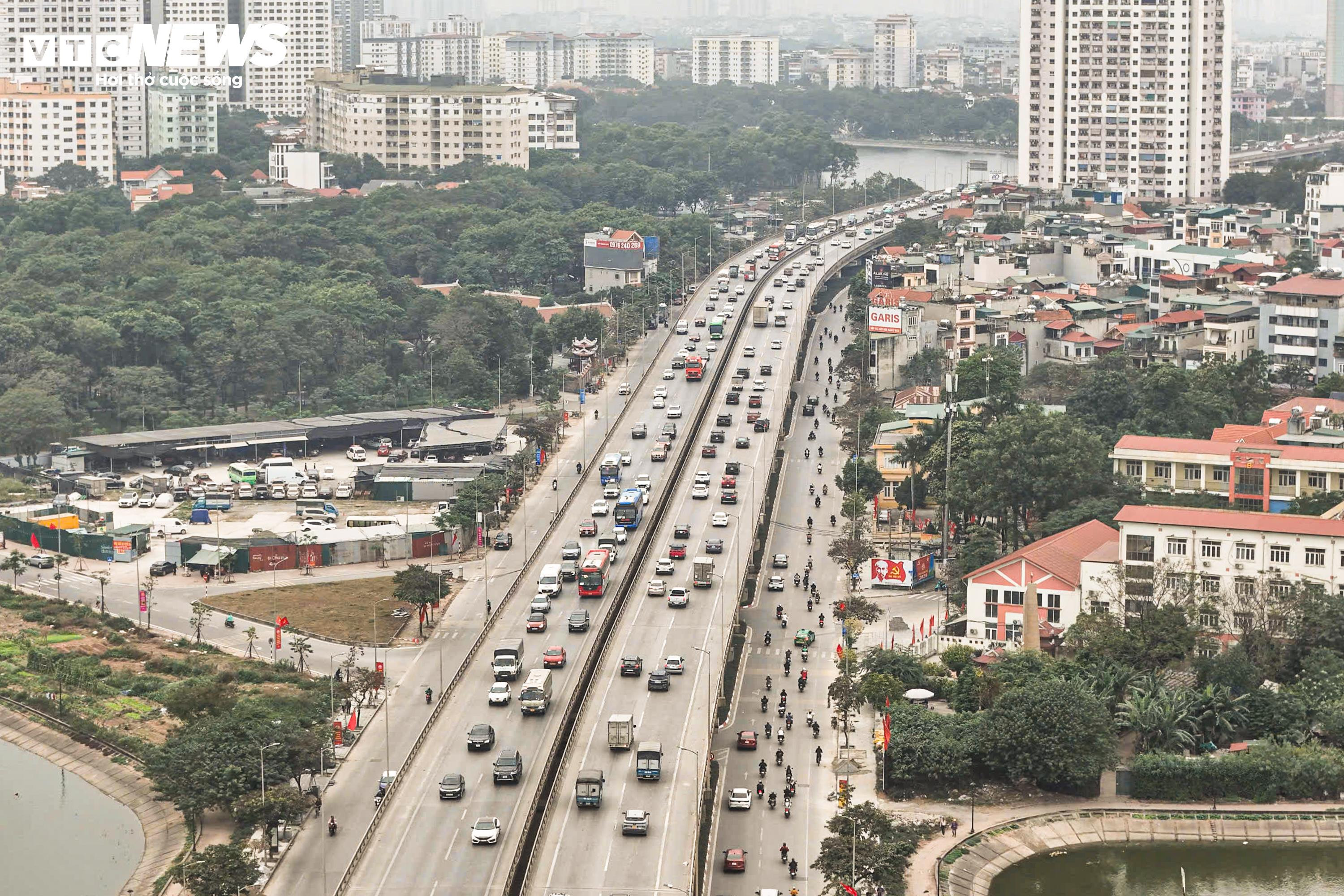 Ùn tắc sau nghỉ lễ: Trẻ em mệt mỏi ngủ gục trên lưng bố mẹ khi trở lại Thủ đô - 15