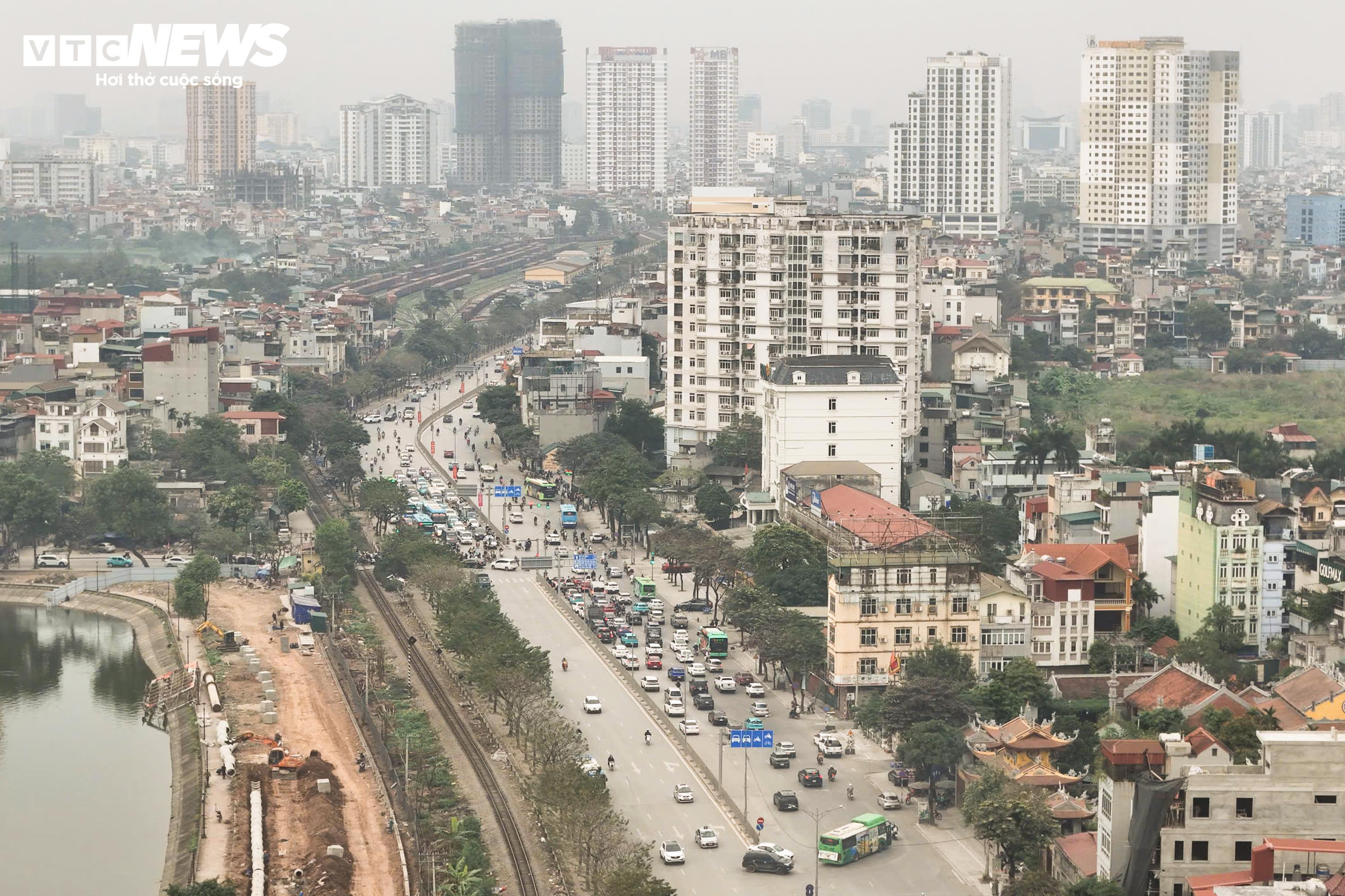 Ùn tắc sau nghỉ lễ: Trẻ em mệt mỏi ngủ gục trên lưng bố mẹ khi trở lại Thủ đô - 17