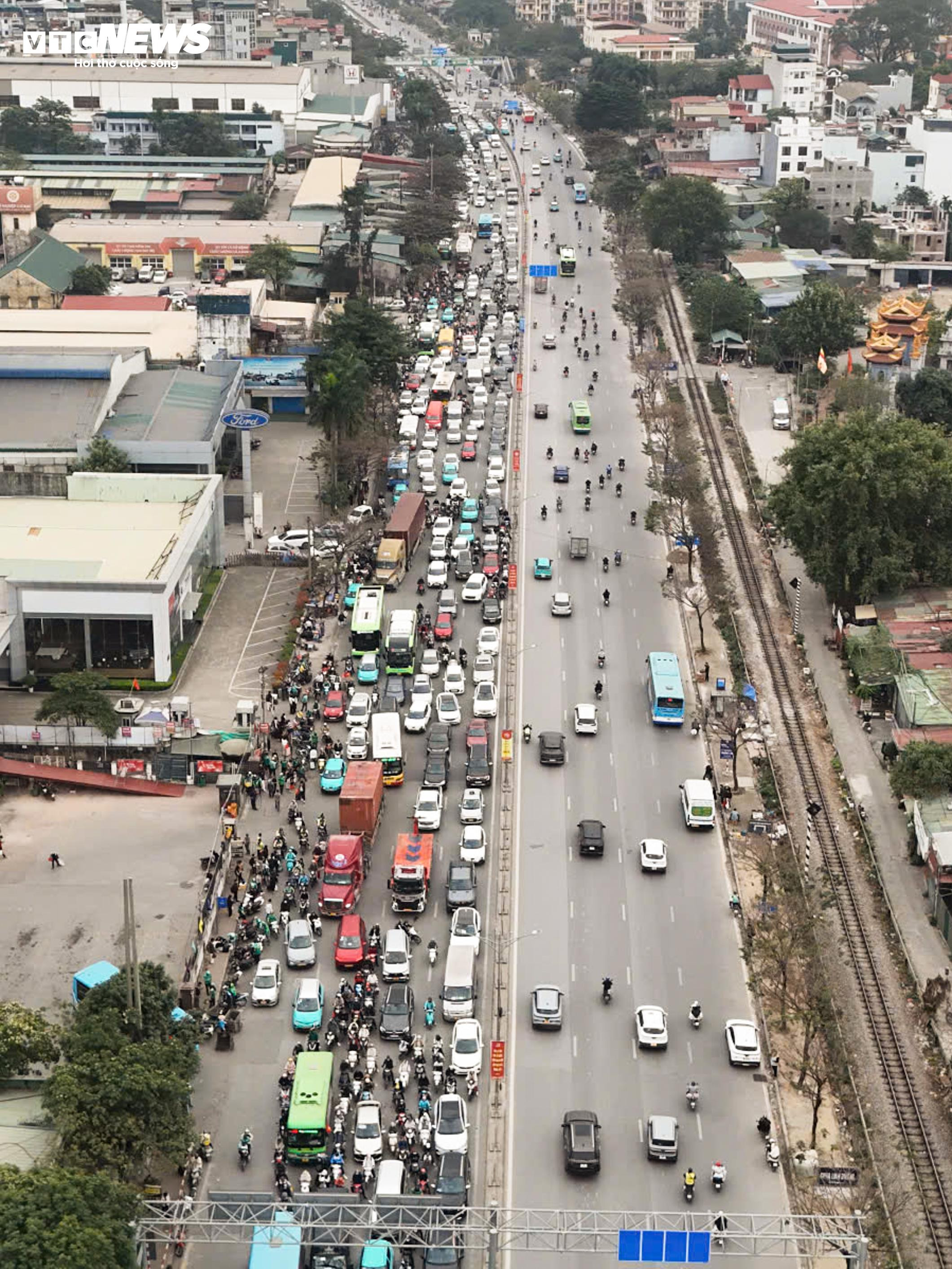 Ùn tắc sau nghỉ lễ: Trẻ em mệt mỏi ngủ gục trên lưng bố mẹ khi trở lại Thủ đô - 16