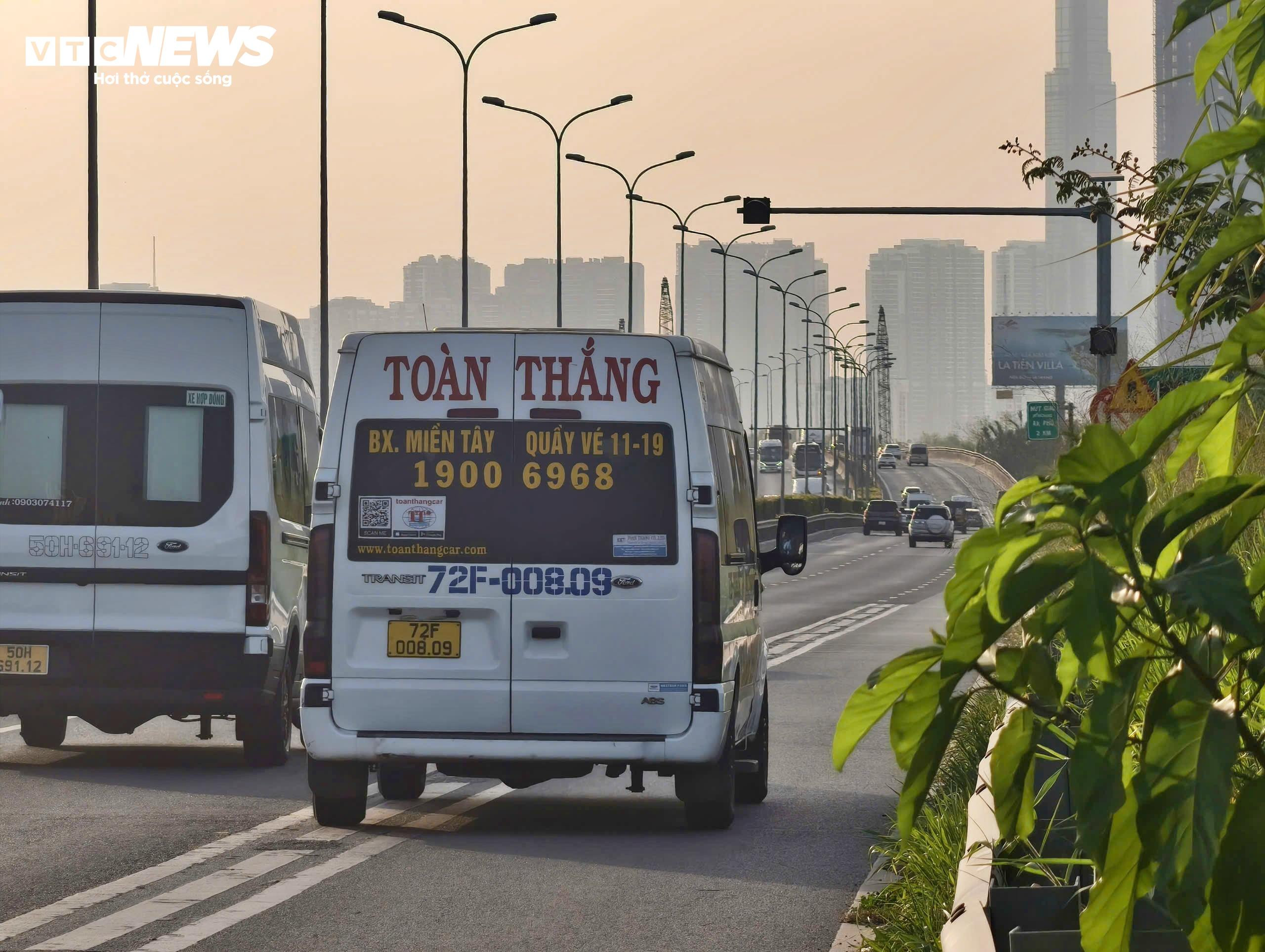 Tình trạng giao thông trái ngược ở các cửa ngõ TP.HCM sau Tết Dương lịch 2026 - 2