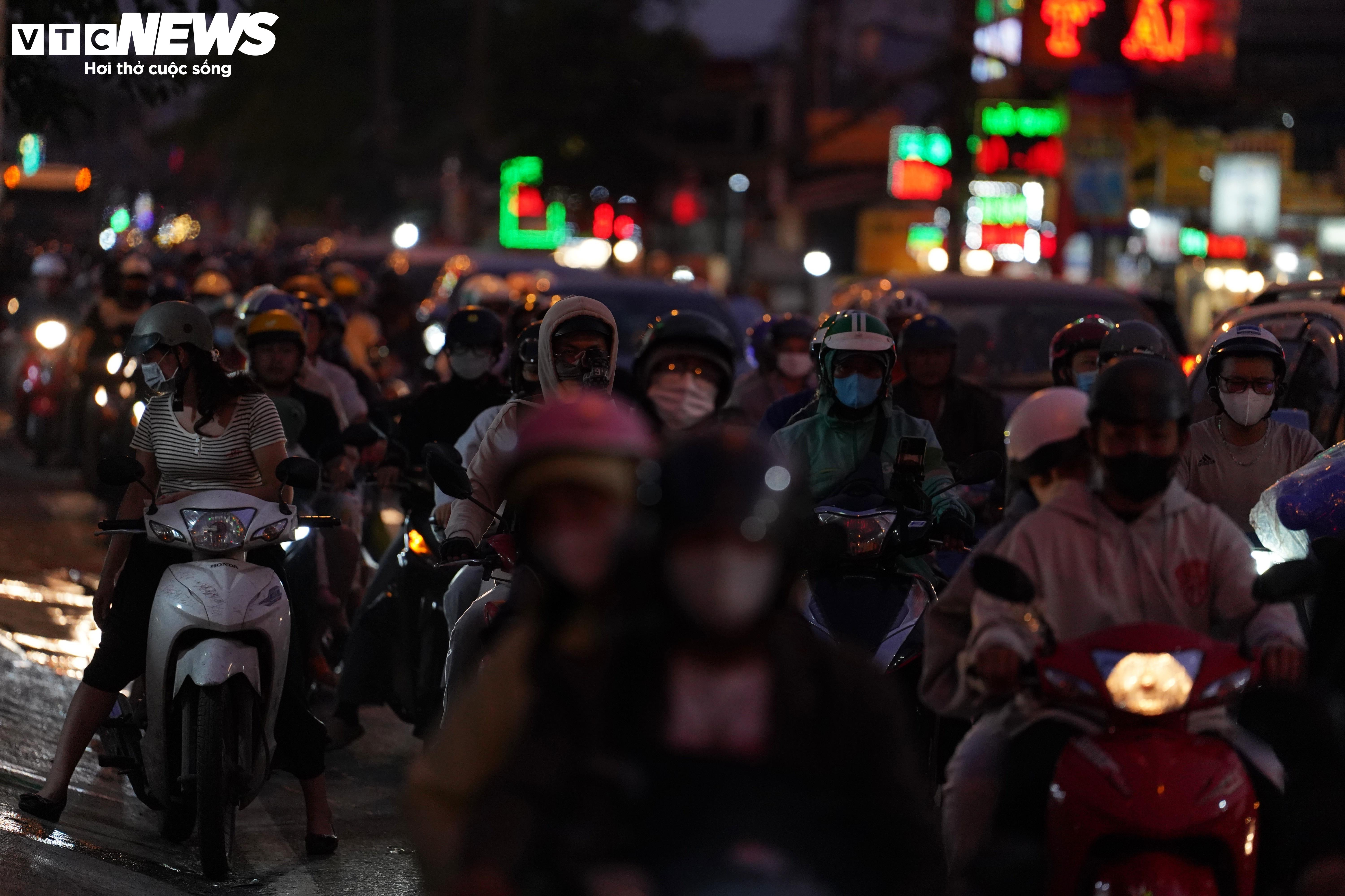 Tình trạng giao thông trái ngược ở các cửa ngõ TP.HCM sau Tết Dương lịch 2026 - 4