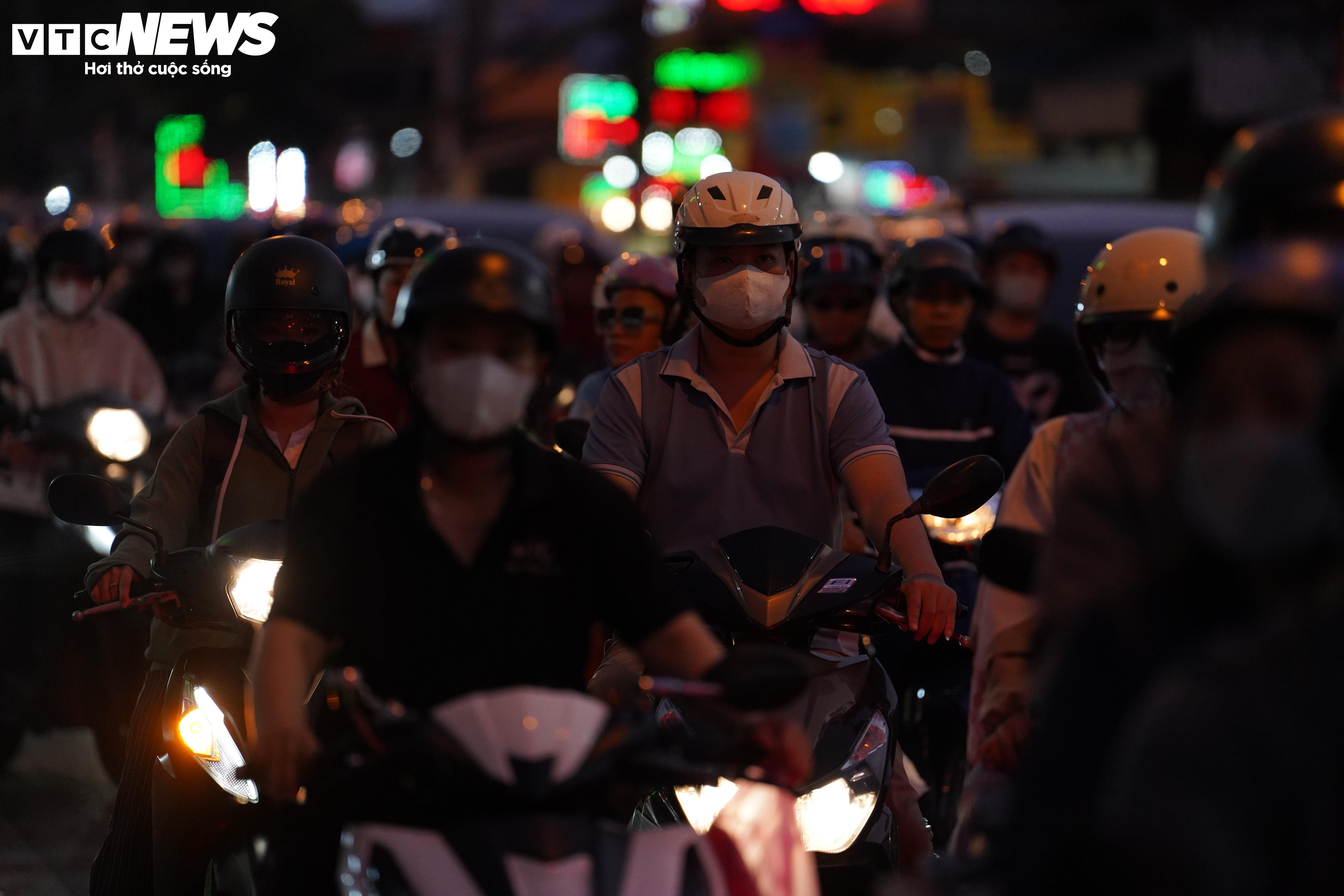 Tình trạng giao thông trái ngược ở các cửa ngõ TP.HCM sau Tết Dương lịch 2026 - 5