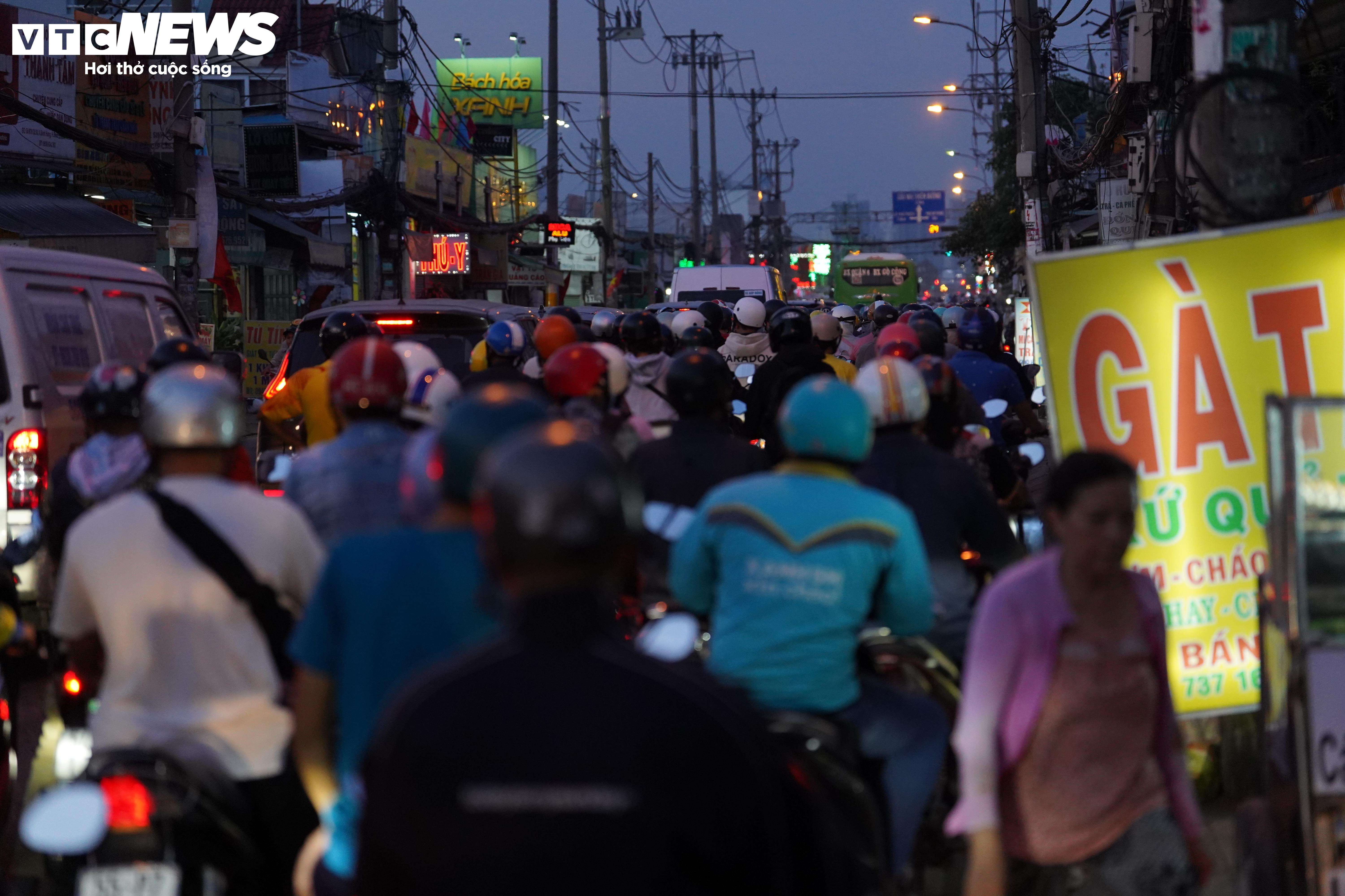 Tình trạng giao thông trái ngược ở các cửa ngõ TP.HCM sau Tết Dương lịch 2026 - 9