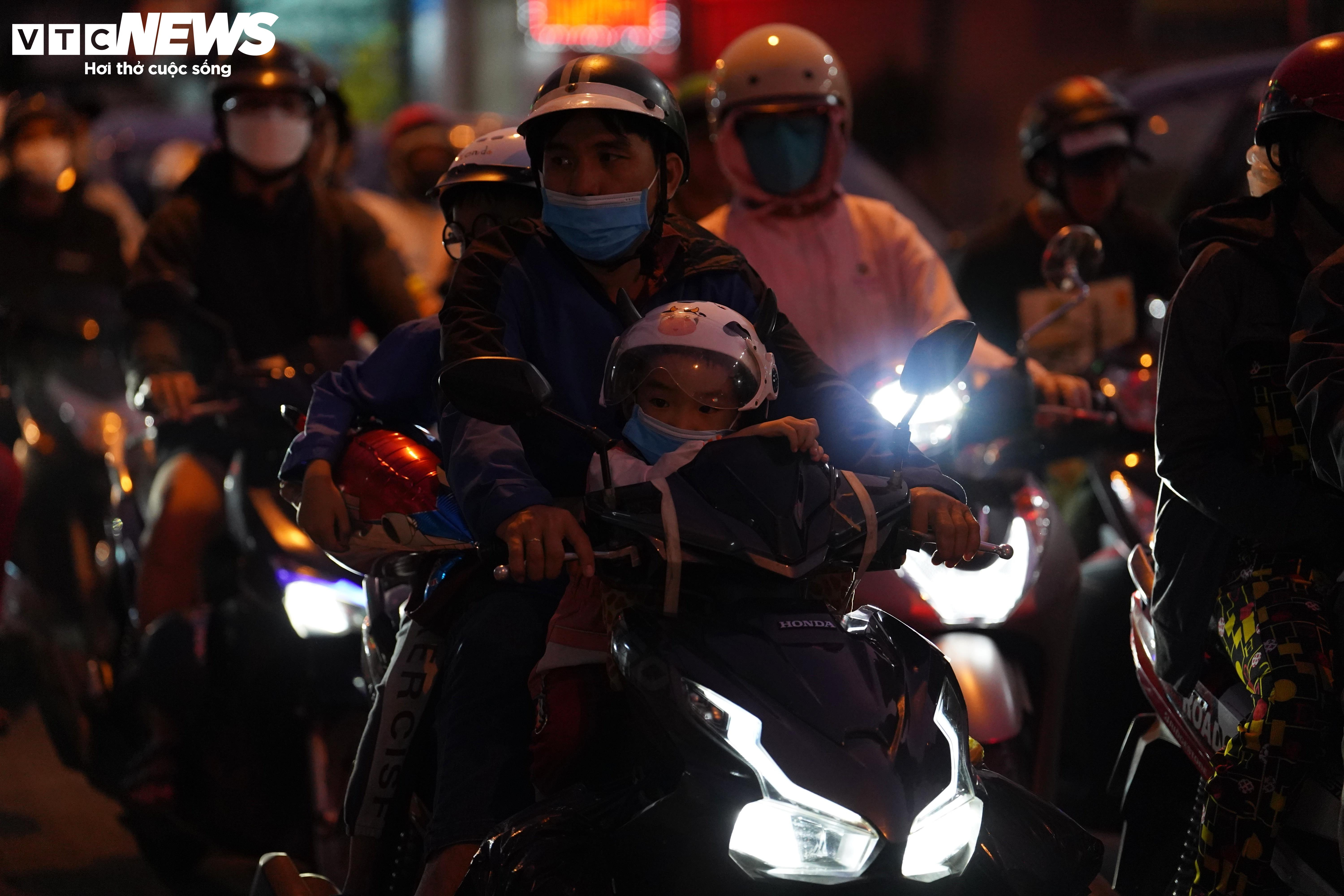 Tình trạng giao thông trái ngược ở các cửa ngõ TP.HCM sau Tết Dương lịch 2026 - 7