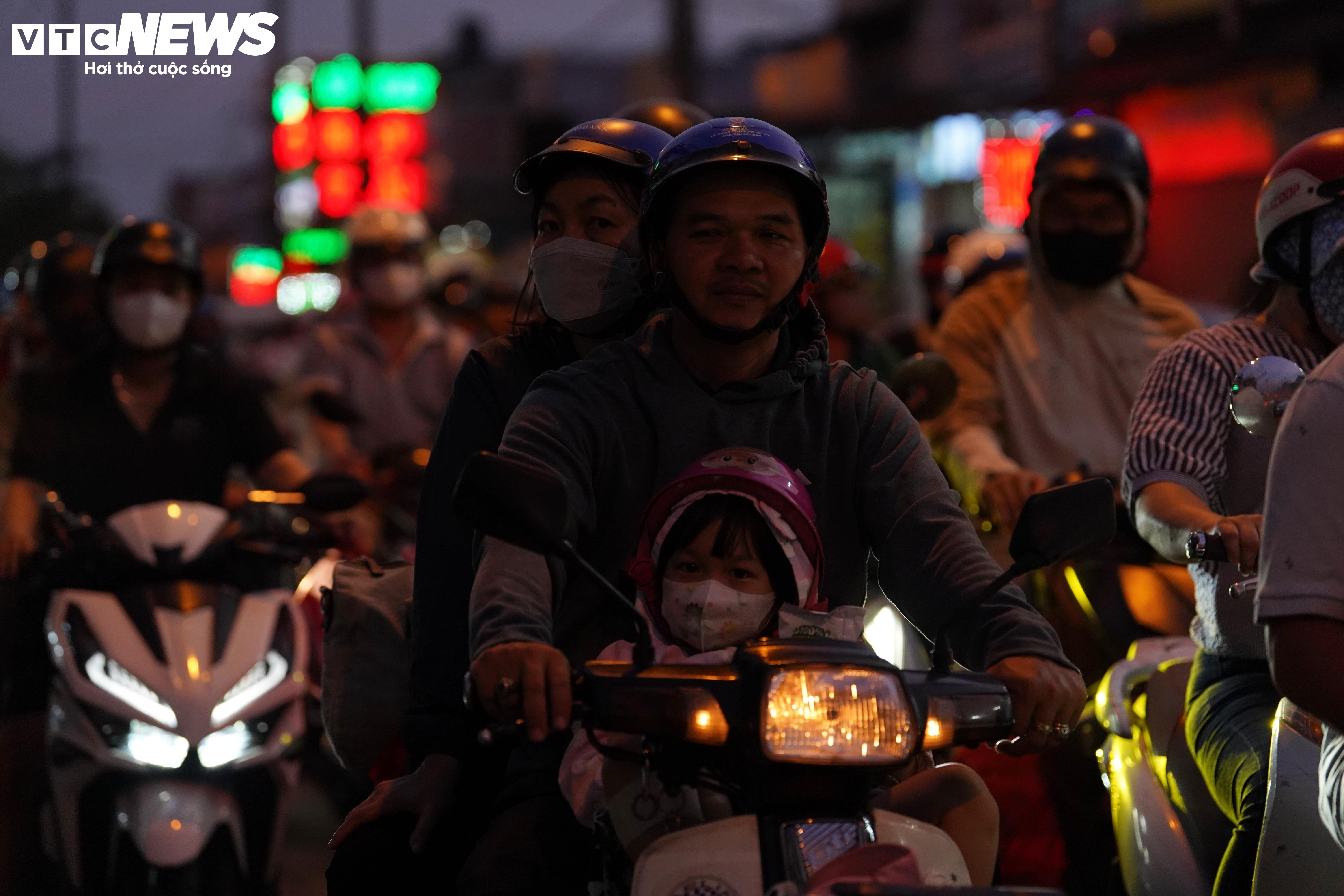 Tình trạng giao thông trái ngược ở các cửa ngõ TP.HCM sau Tết Dương lịch 2026 - 6