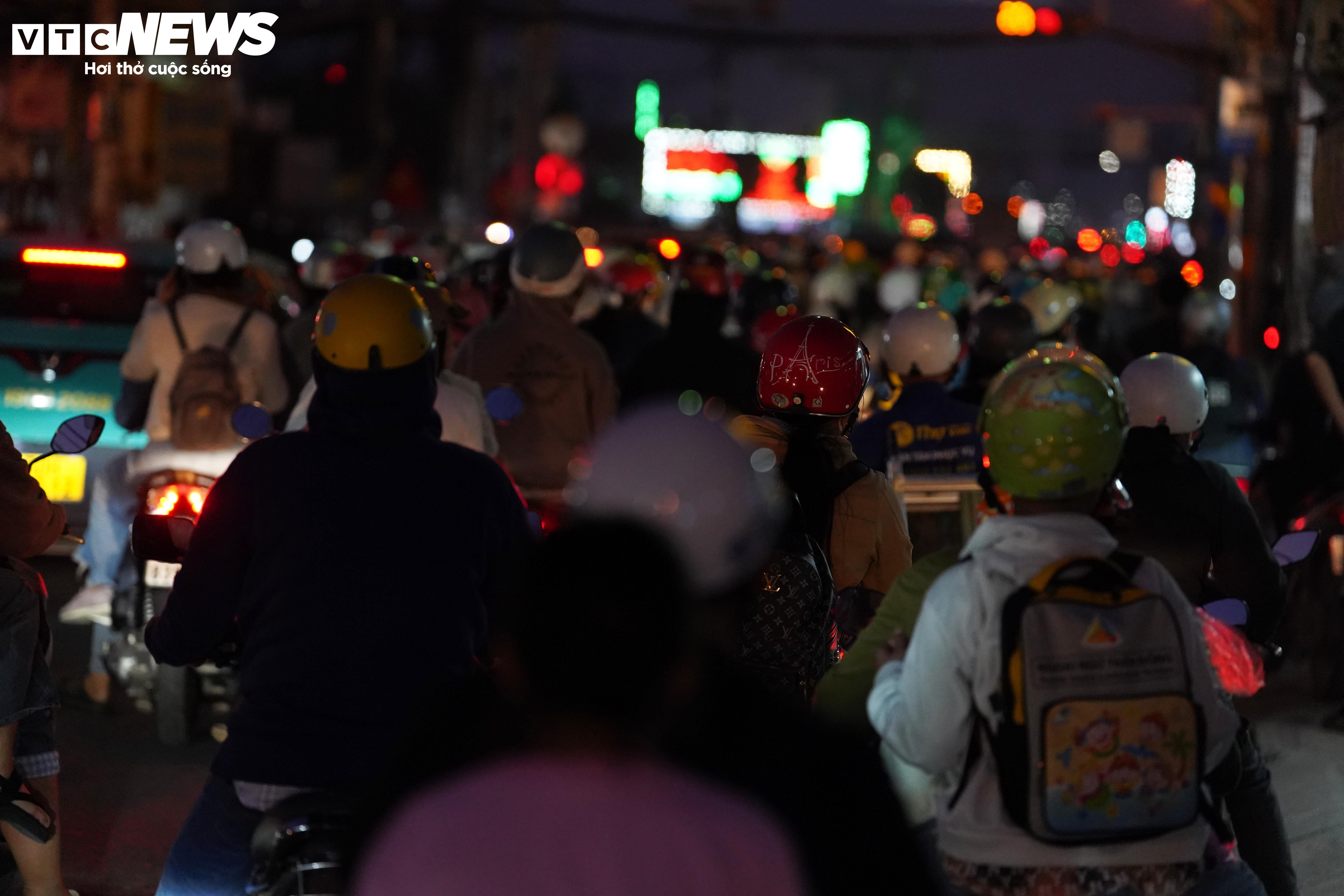 Tình trạng giao thông trái ngược ở các cửa ngõ TP.HCM sau Tết Dương lịch 2026 - 8