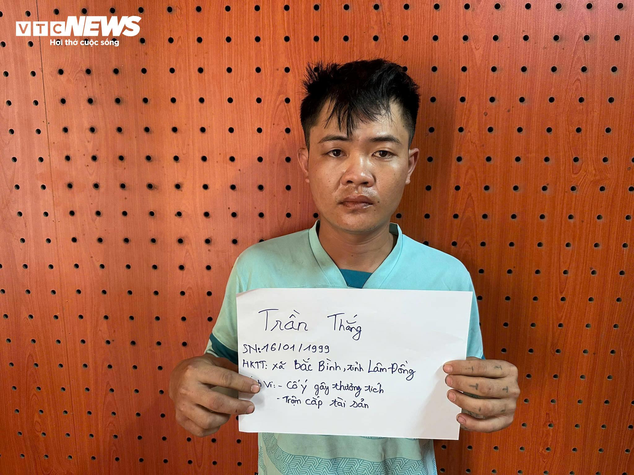 Mâu thuẫn trong lúc nhậu, thanh niên chém bạn rồi trộm xe máy bỏ trốn - 1