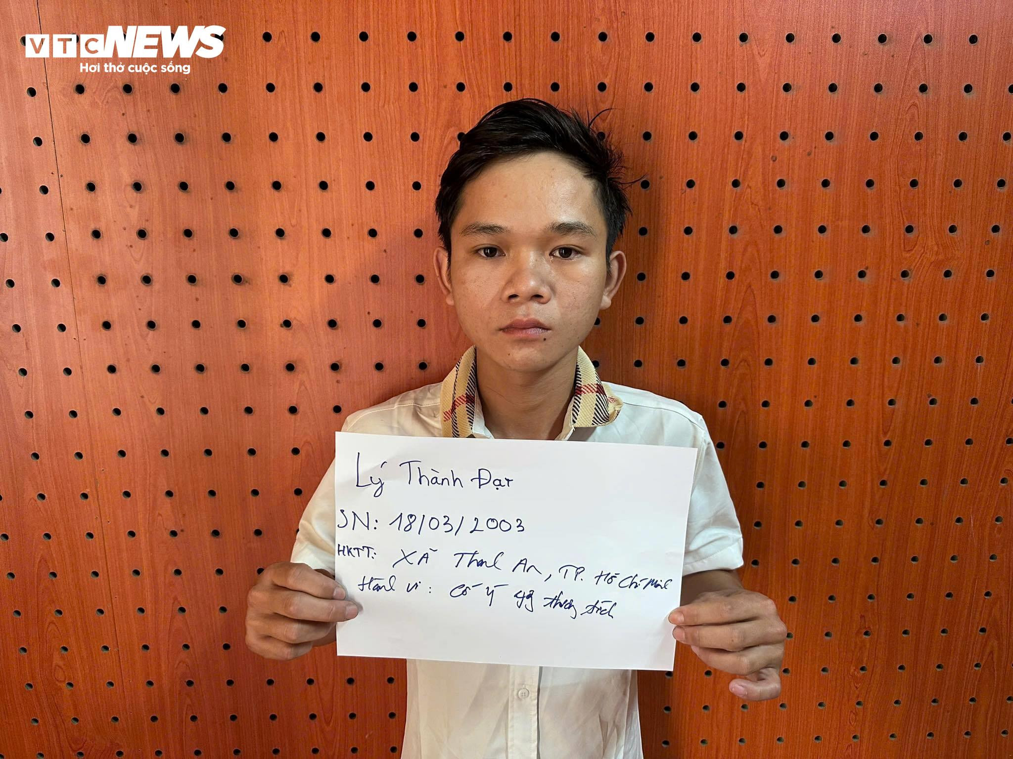 Mâu thuẫn trong lúc nhậu, thanh niên chém bạn rồi trộm xe máy bỏ trốn - 2