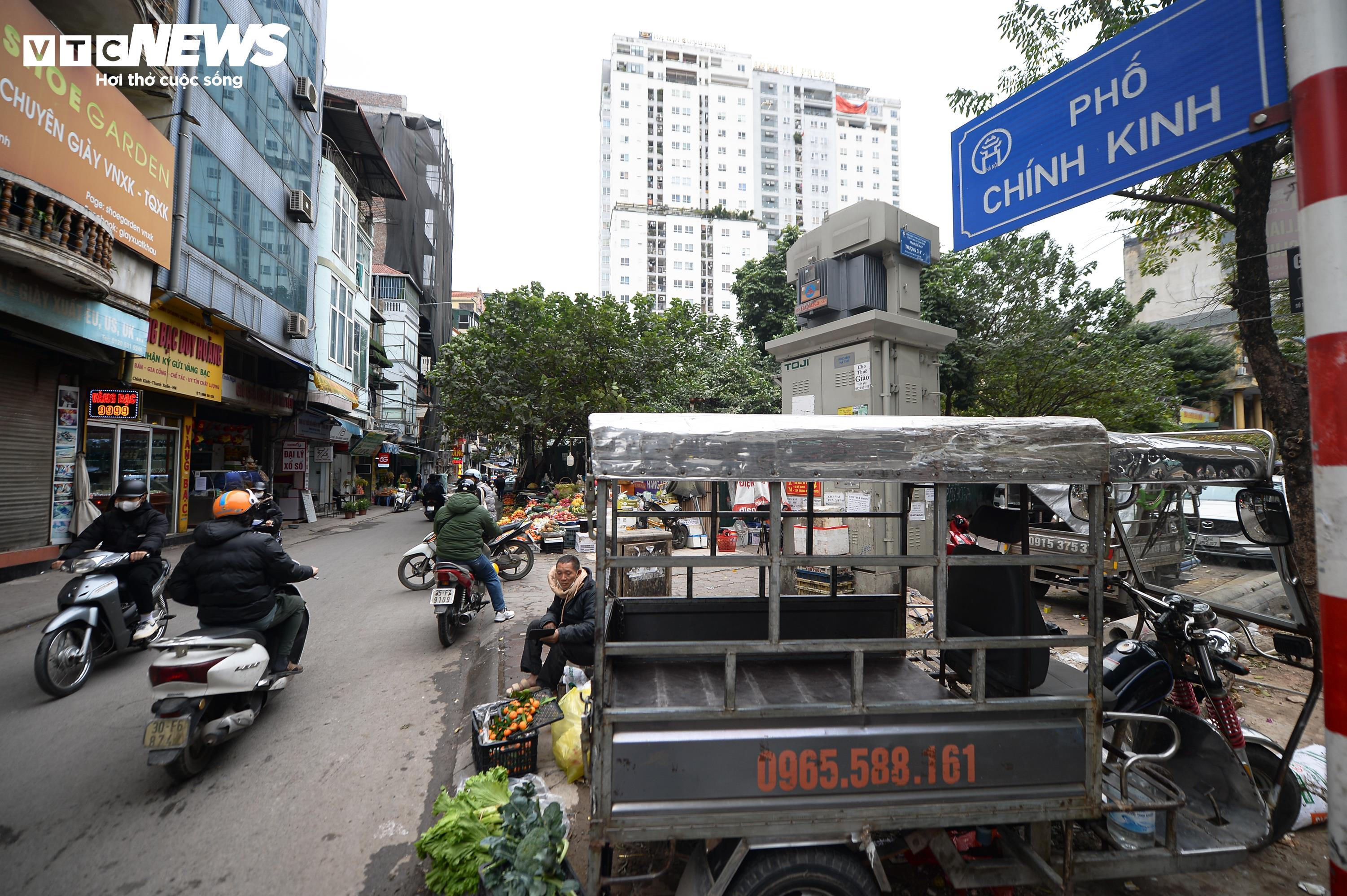 Chợ cóc ngang nhiên chiếm vỉa hè, bủa vây nhiều tuyến phố Hà Nội - 18