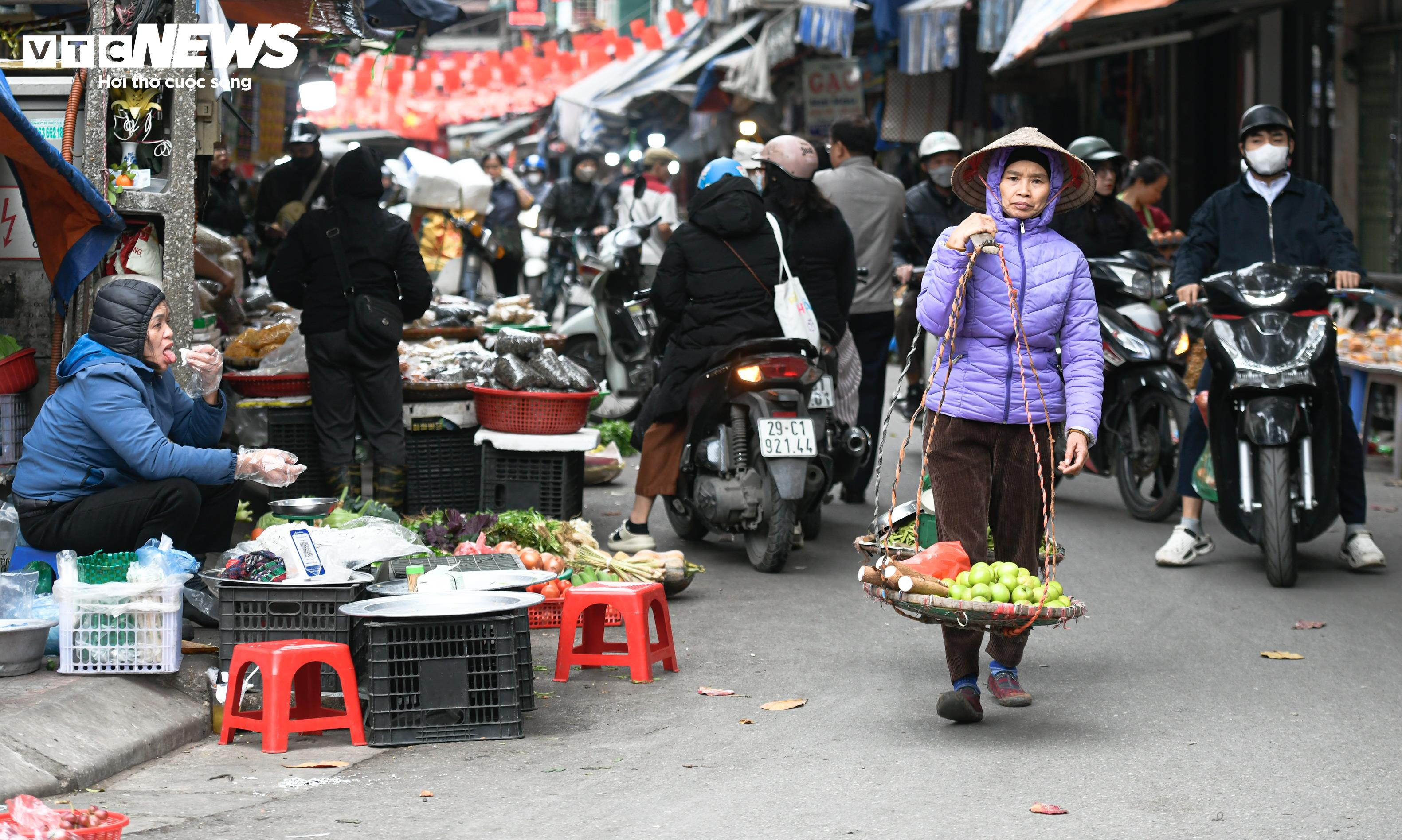 Chợ cóc ngang nhiên chiếm vỉa hè, bủa vây nhiều tuyến phố Hà Nội - 9
