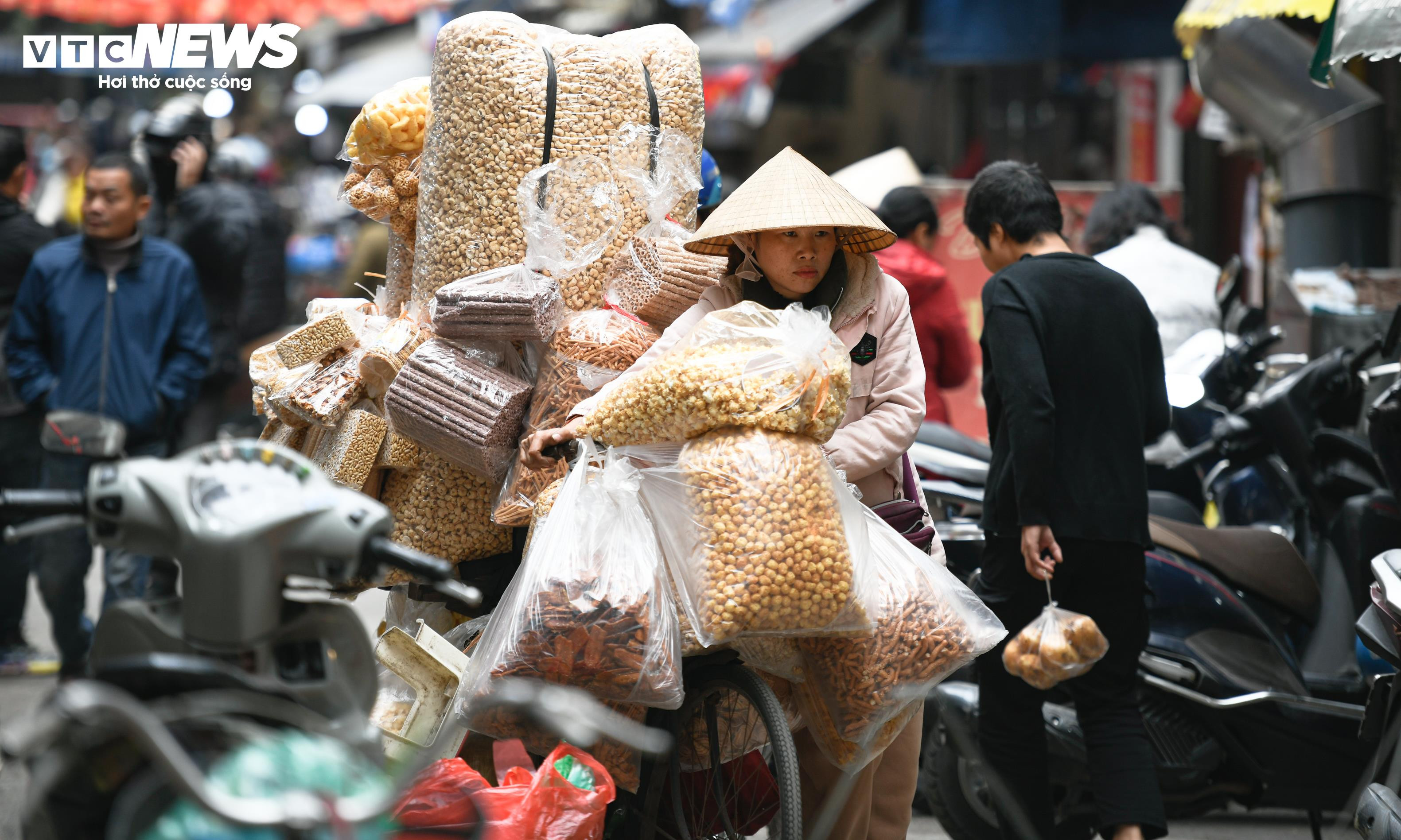 Chợ cóc ngang nhiên chiếm vỉa hè, bủa vây nhiều tuyến phố Hà Nội - 10