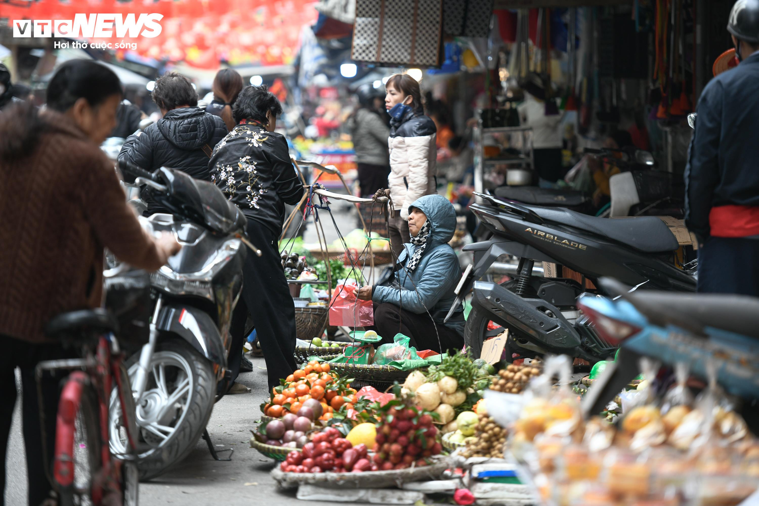 Chợ cóc ngang nhiên chiếm vỉa hè, bủa vây nhiều tuyến phố Hà Nội - 12
