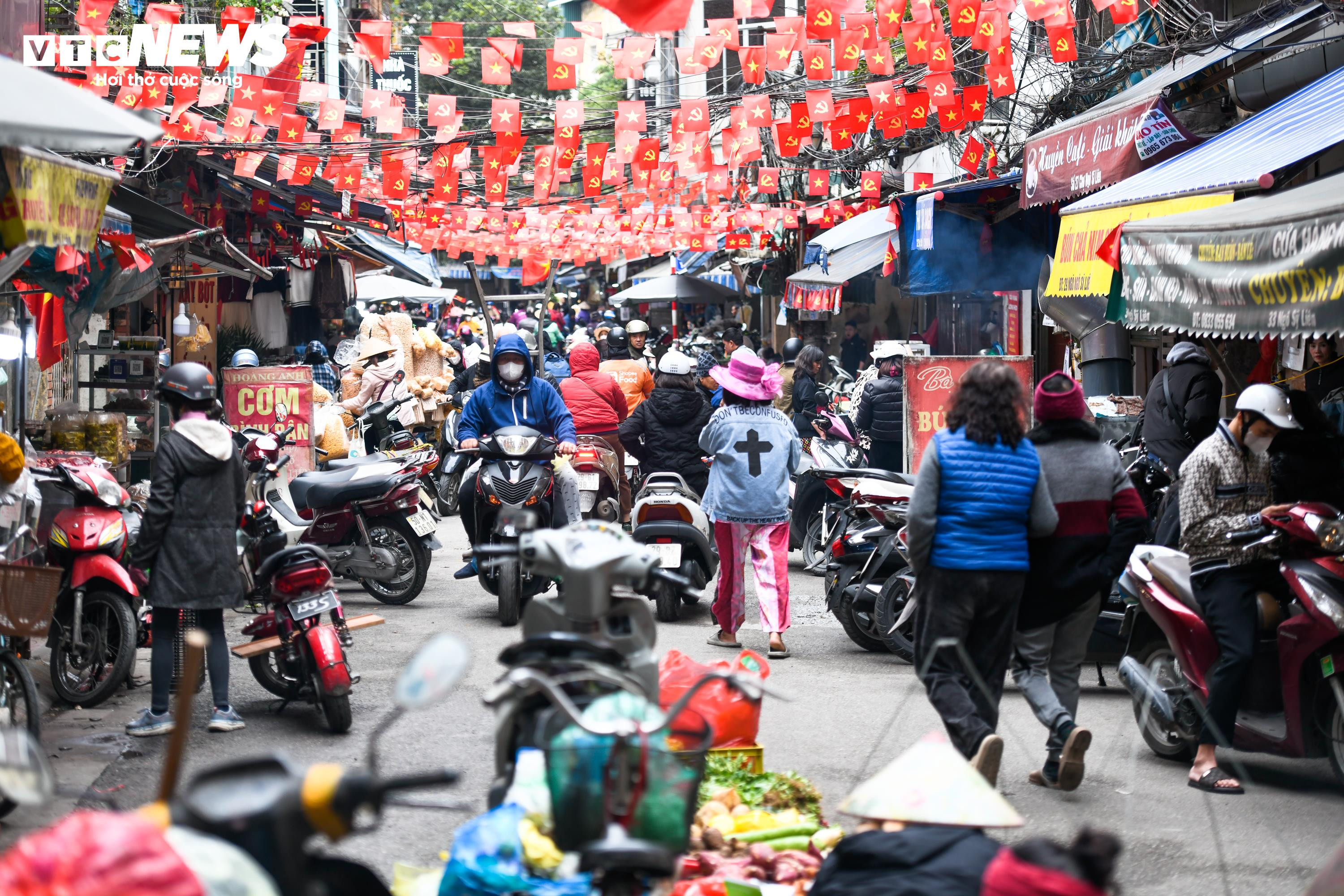 Chợ cóc ngang nhiên chiếm vỉa hè, bủa vây nhiều tuyến phố Hà Nội - 8