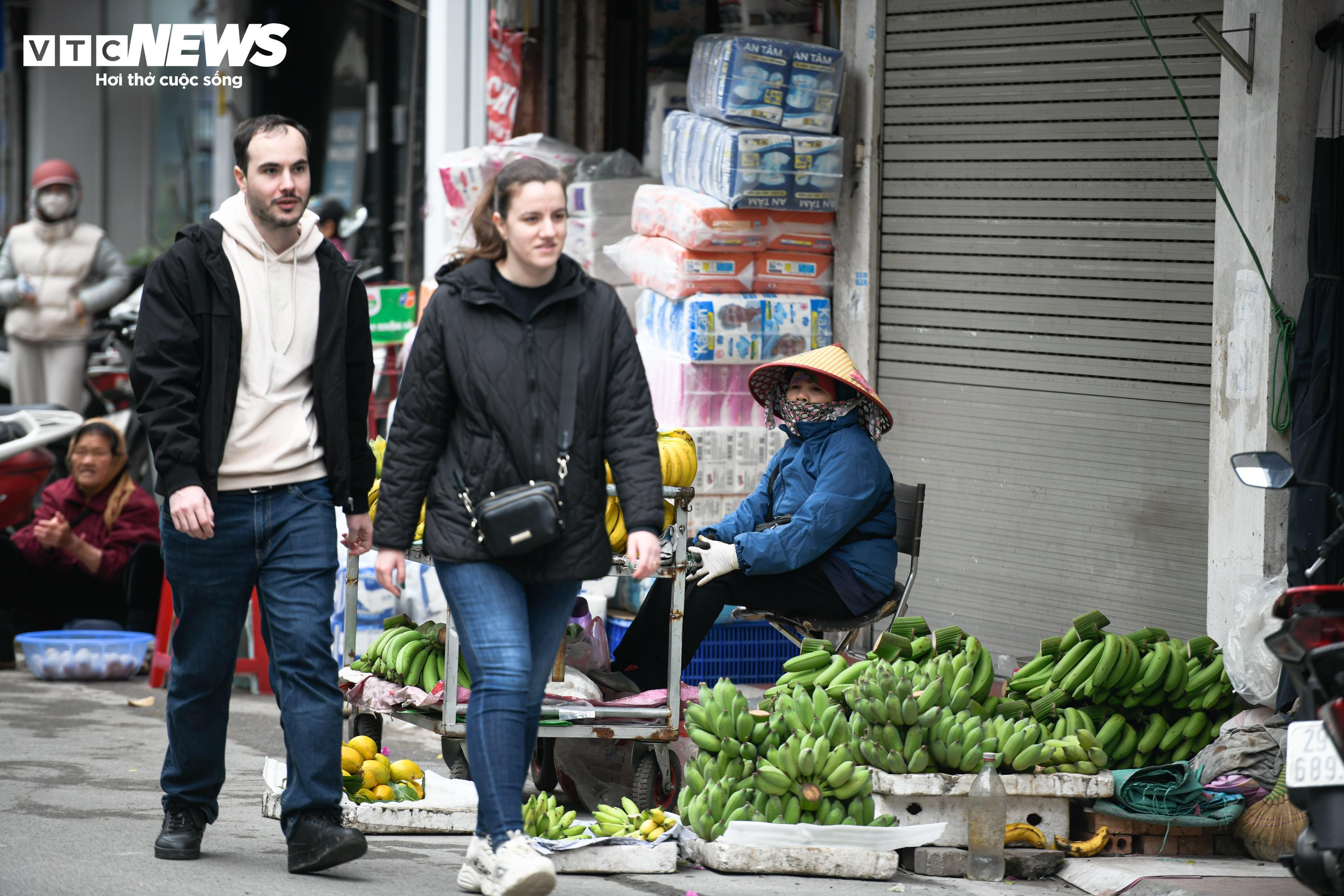 Chợ cóc ngang nhiên chiếm vỉa hè, bủa vây nhiều tuyến phố Hà Nội - 11