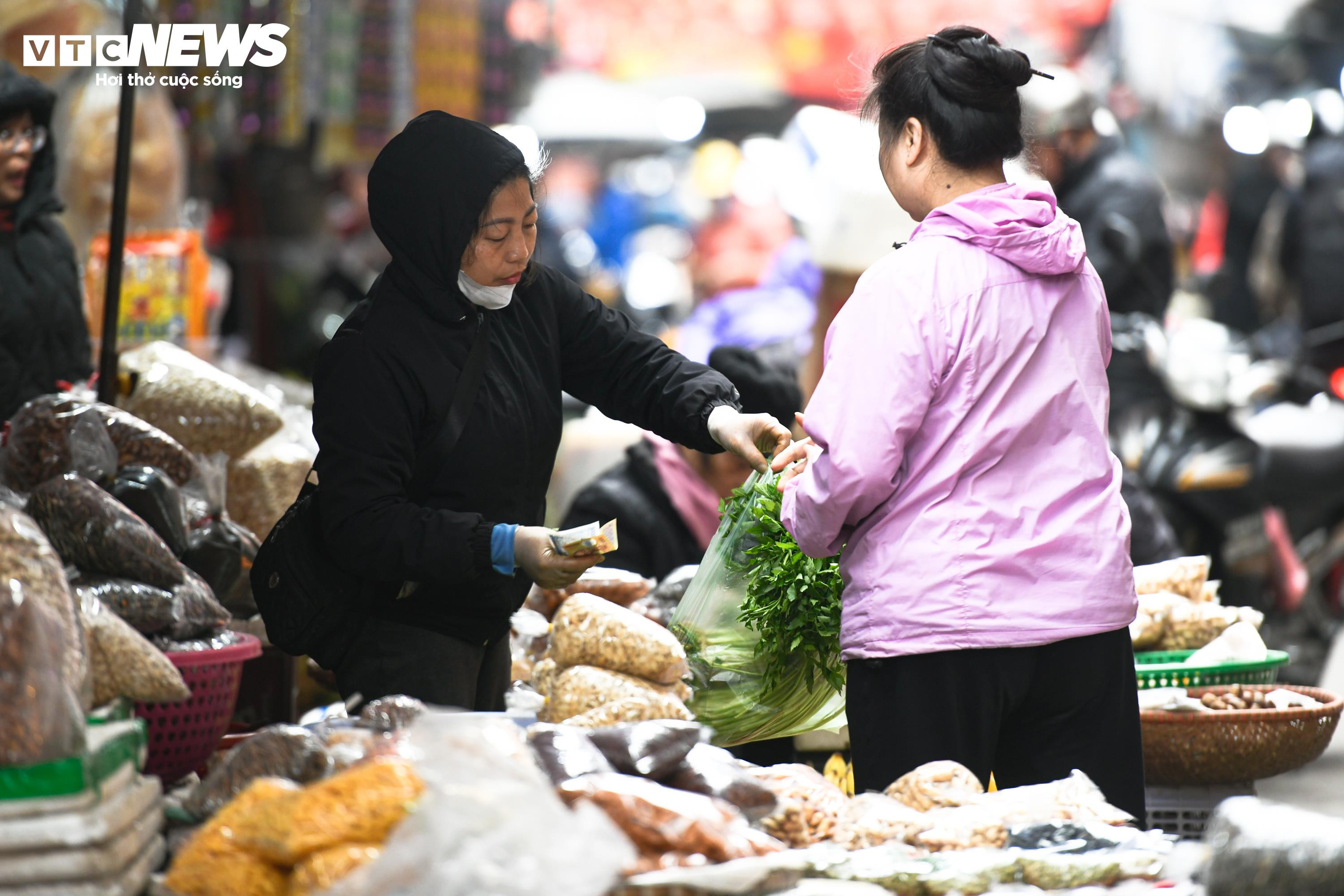 Chợ cóc ngang nhiên chiếm vỉa hè, bủa vây nhiều tuyến phố Hà Nội - 19