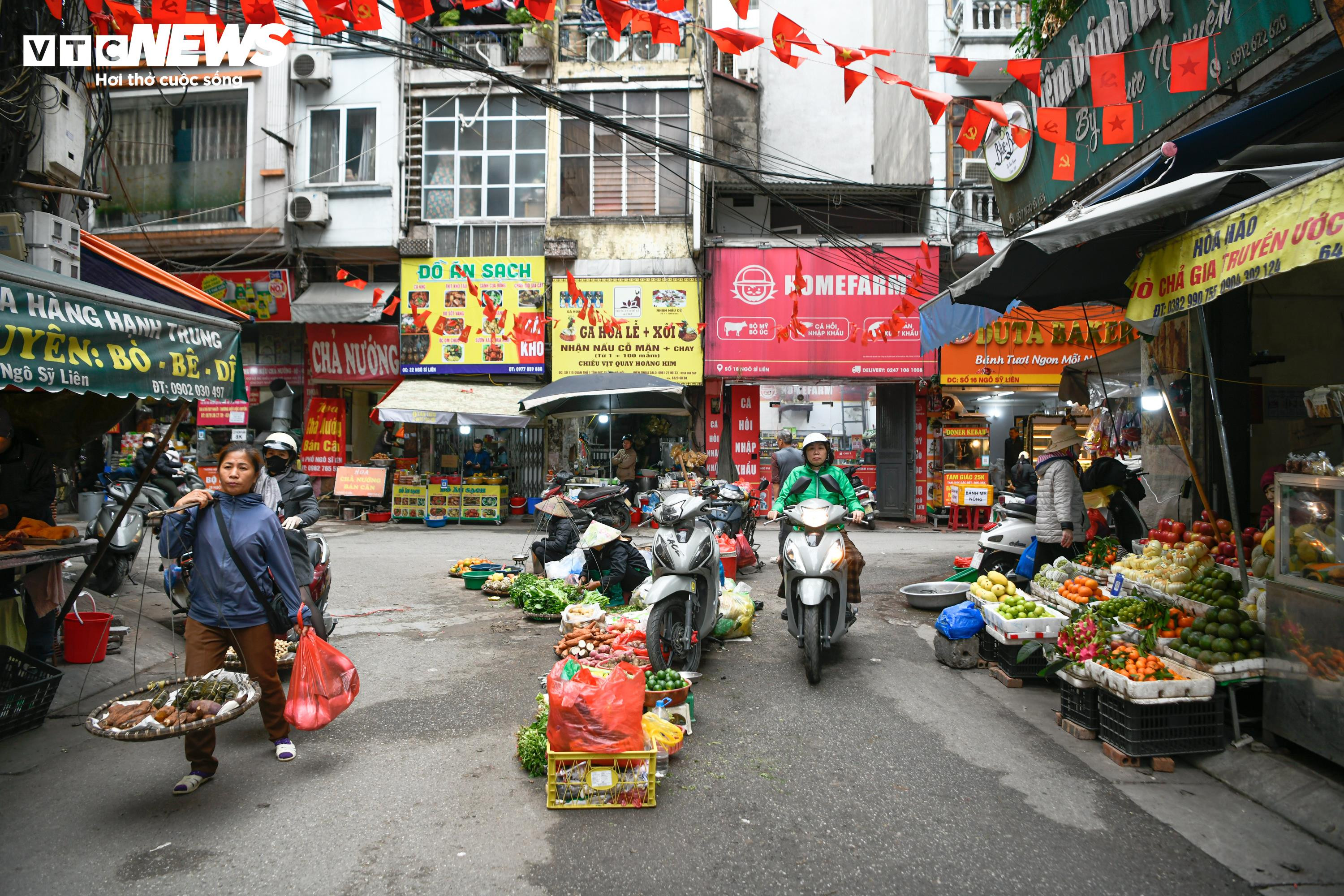 Chợ cóc ngang nhiên chiếm vỉa hè, bủa vây nhiều tuyến phố Hà Nội - 1