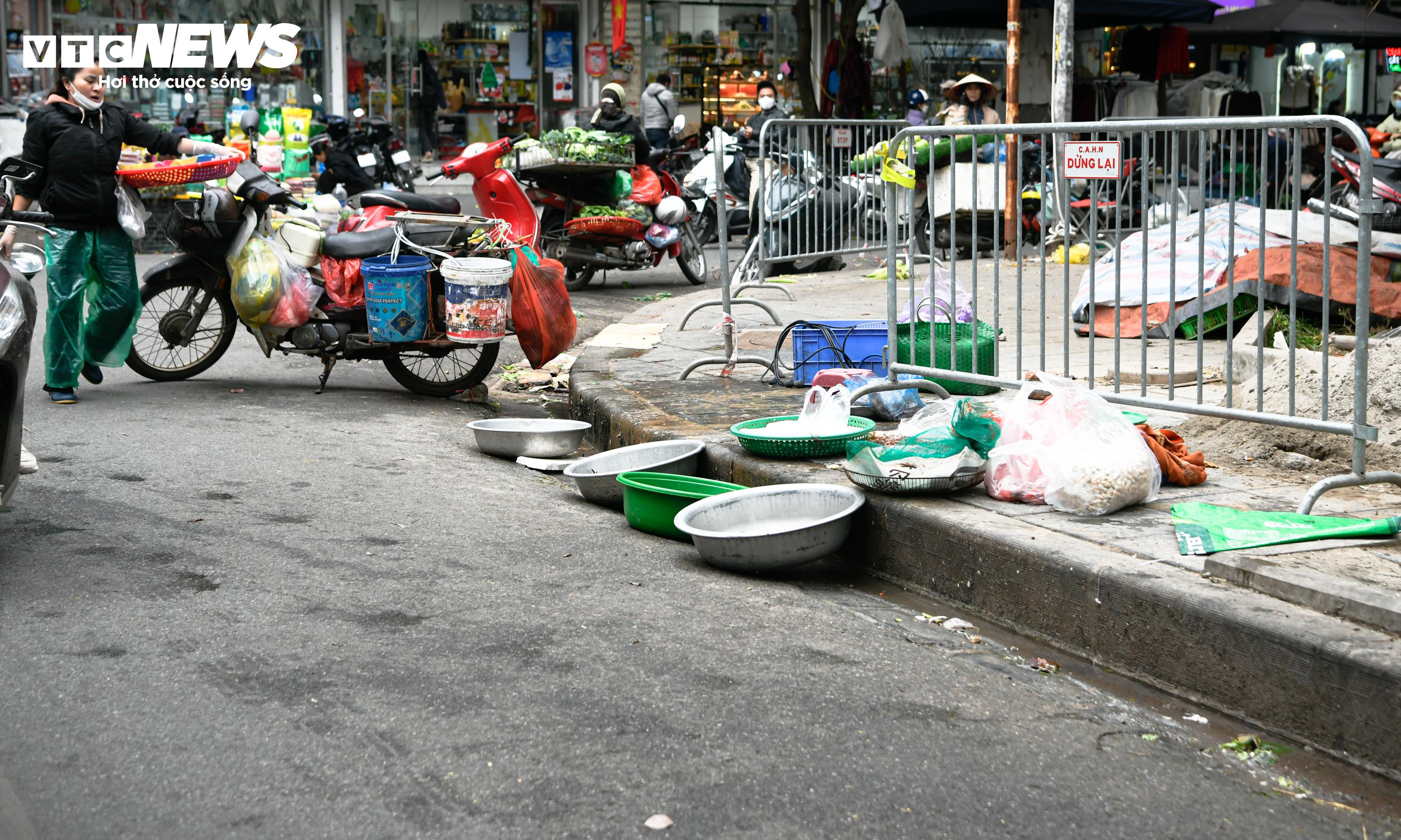 Chợ cóc ngang nhiên chiếm vỉa hè, bủa vây nhiều tuyến phố Hà Nội - 15