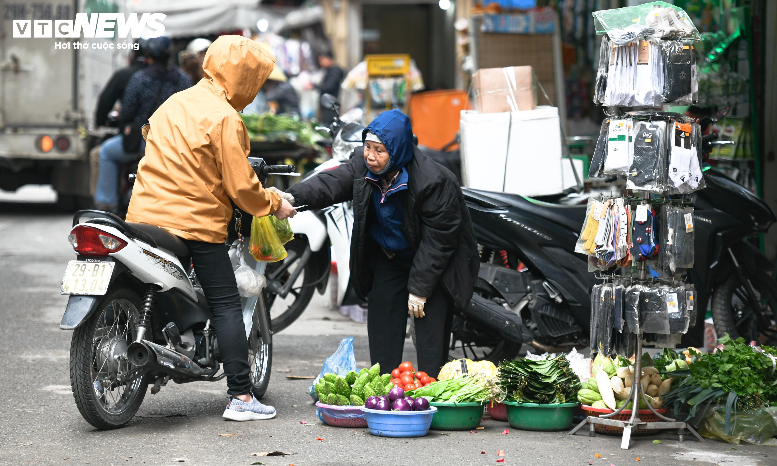 Chợ cóc ngang nhiên chiếm vỉa hè, bủa vây nhiều tuyến phố Hà Nội - 3