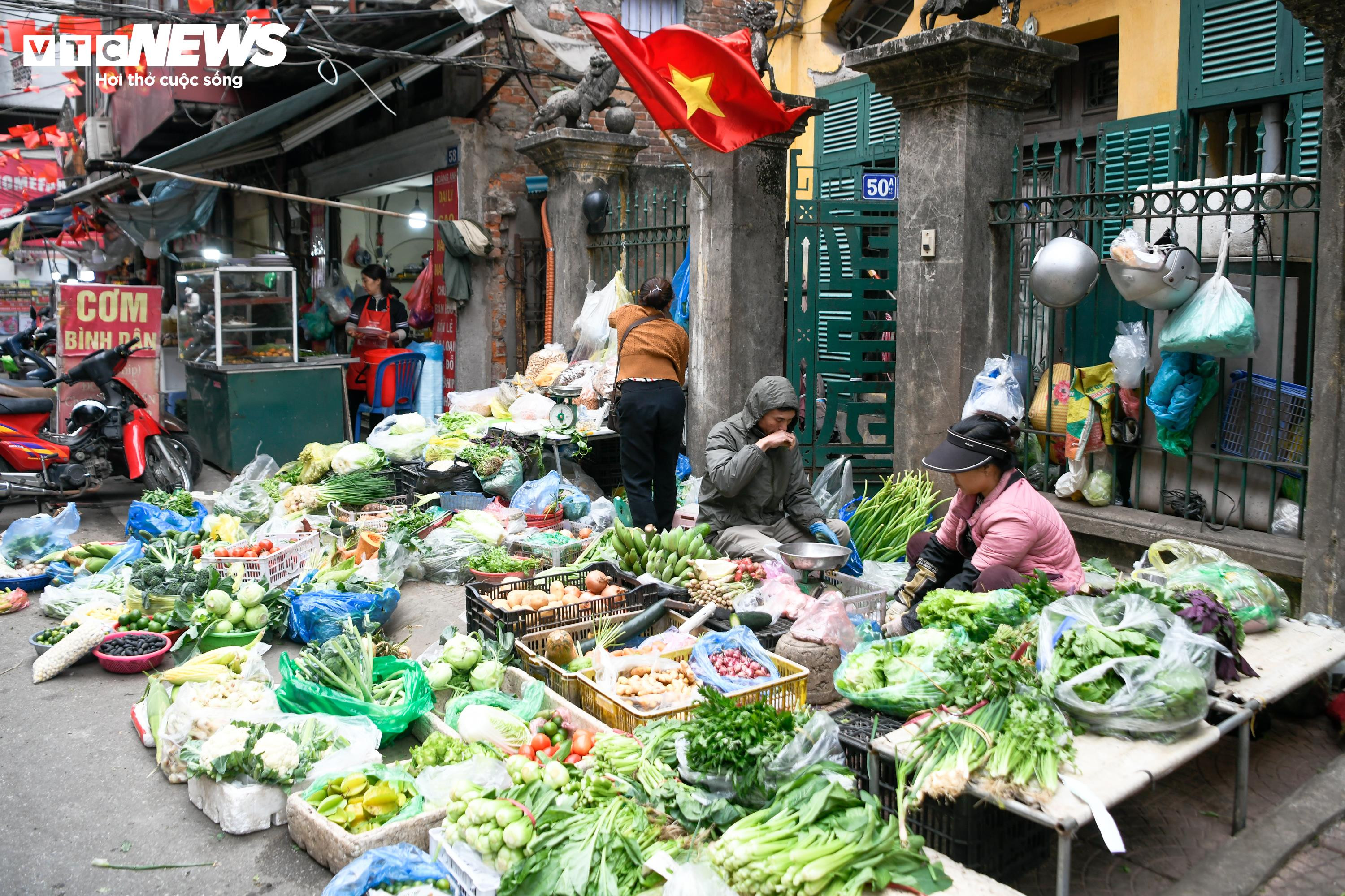 Chợ cóc ngang nhiên chiếm vỉa hè, bủa vây nhiều tuyến phố Hà Nội - 2