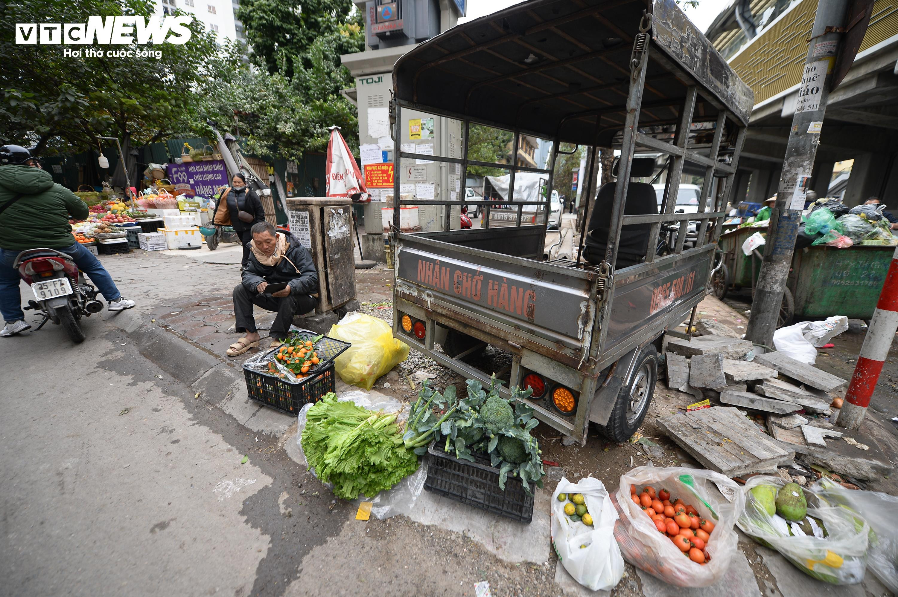 Chợ cóc ngang nhiên chiếm vỉa hè, bủa vây nhiều tuyến phố Hà Nội - 5
