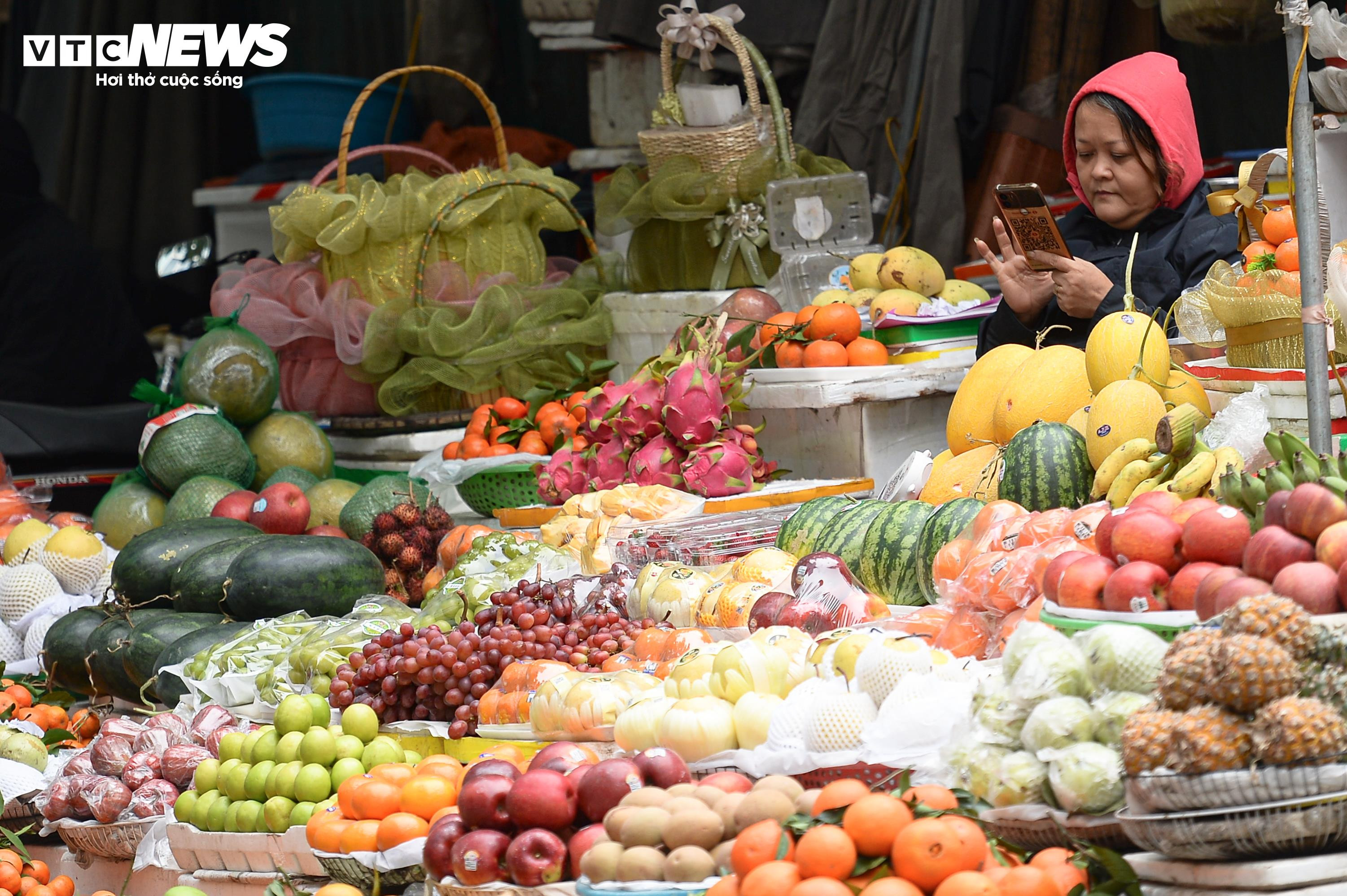 Chợ cóc ngang nhiên chiếm vỉa hè, bủa vây nhiều tuyến phố Hà Nội - 6