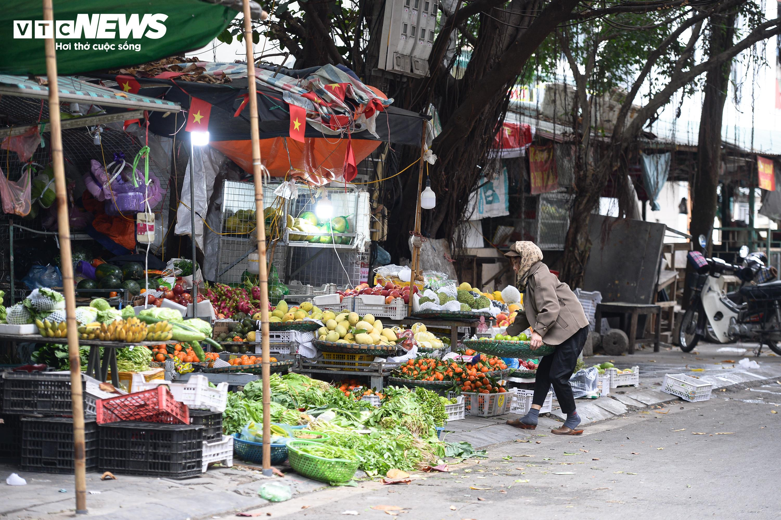 Chợ cóc ngang nhiên chiếm vỉa hè, bủa vây nhiều tuyến phố Hà Nội - 16