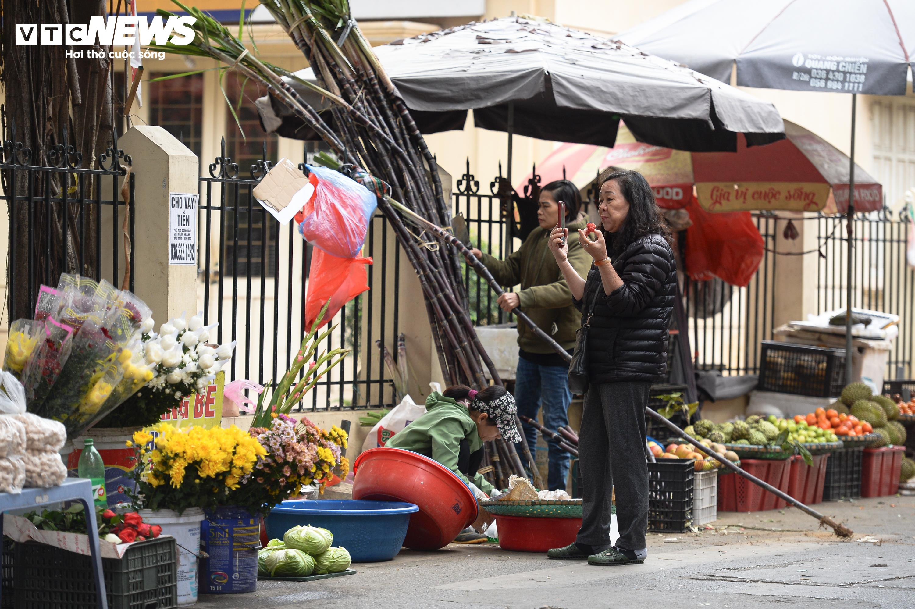 Chợ cóc ngang nhiên chiếm vỉa hè, bủa vây nhiều tuyến phố Hà Nội - 17