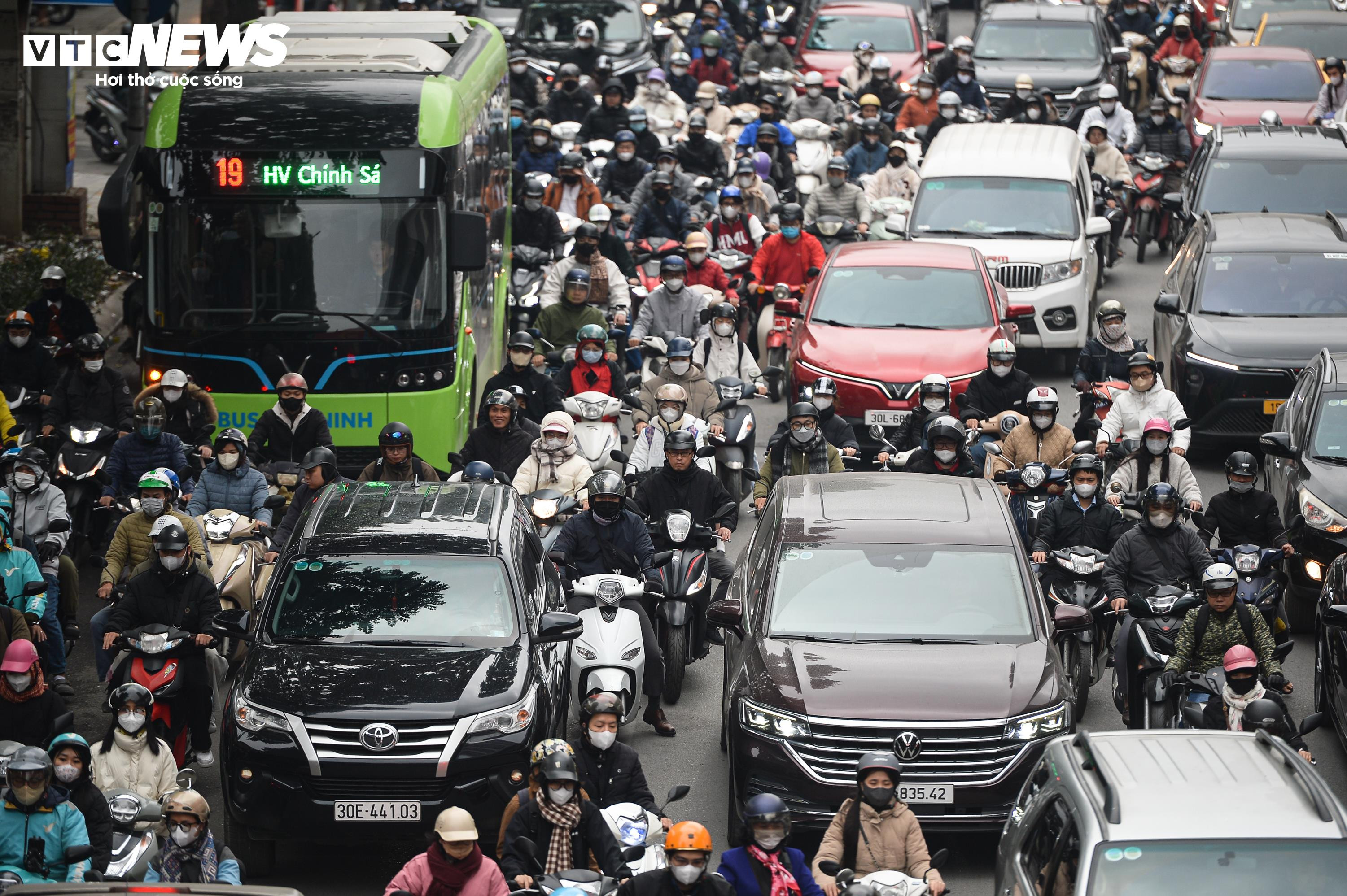 Các tuyến đường dẫn vào trung tâm Hà Nội kẹt cứng ngày làm việc đầu năm 2026 - 2