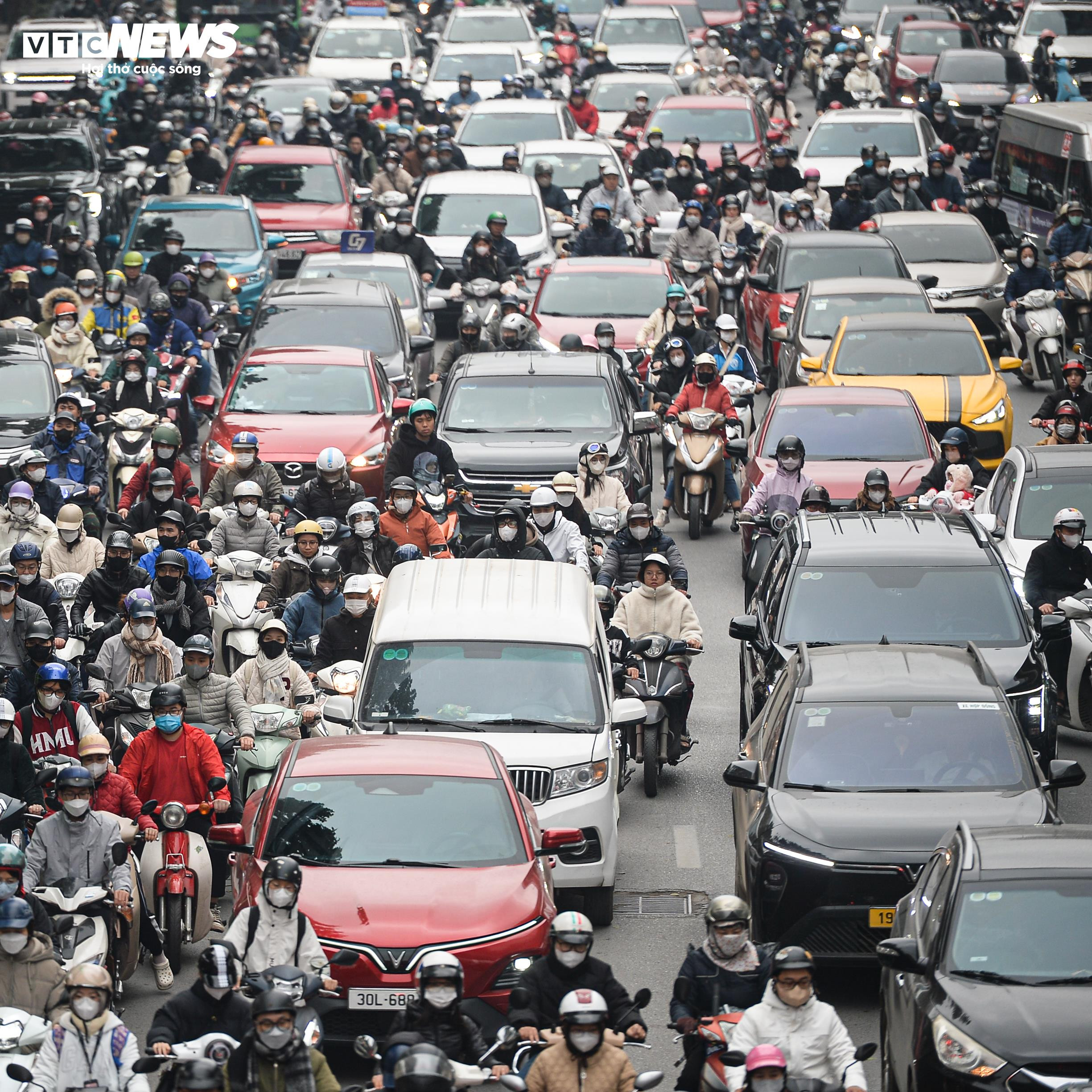 Các tuyến đường dẫn vào trung tâm Hà Nội kẹt cứng ngày làm việc đầu năm 2026 - 3