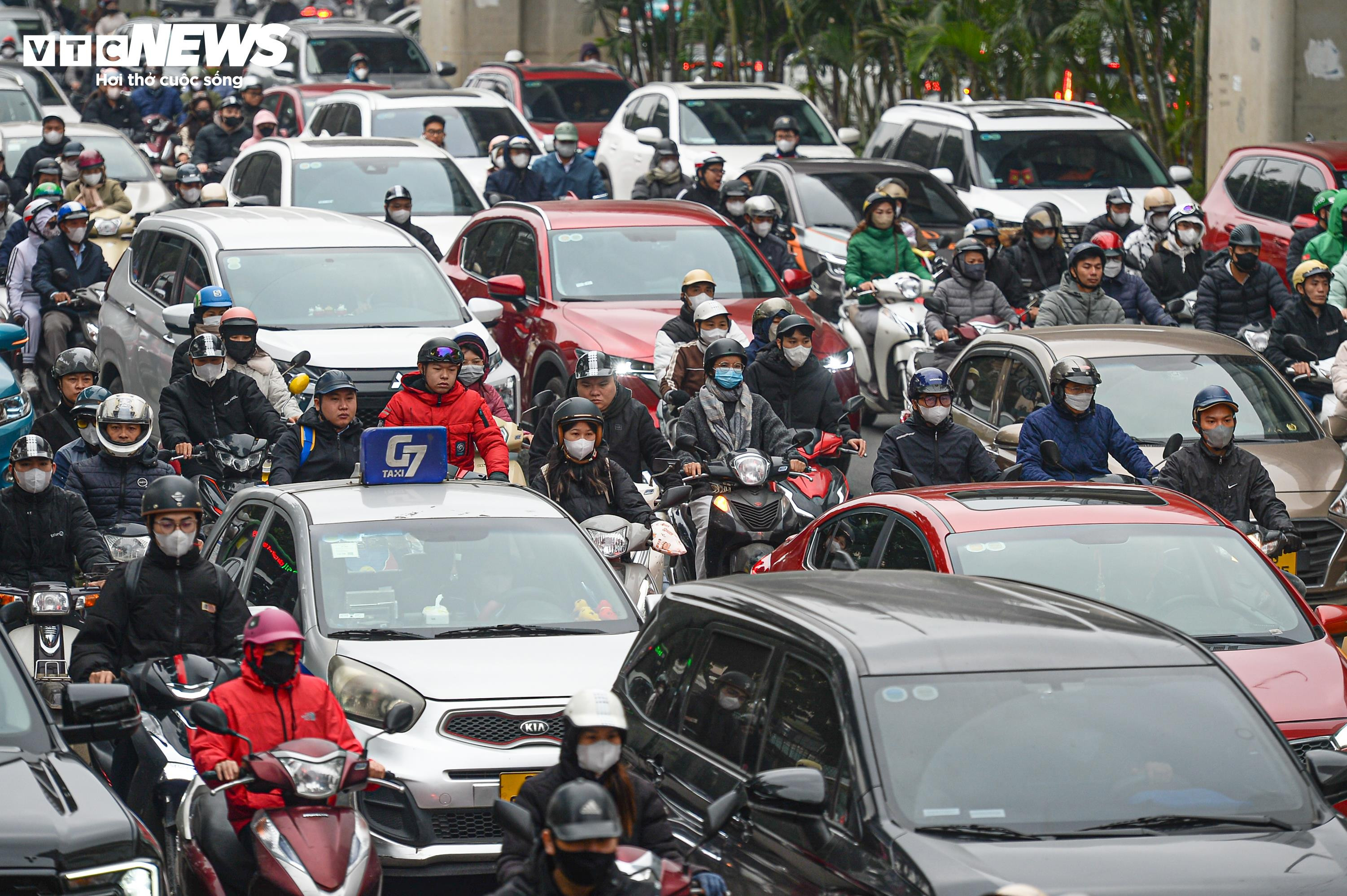 Các tuyến đường dẫn vào trung tâm Hà Nội kẹt cứng ngày làm việc đầu năm 2026 - 5