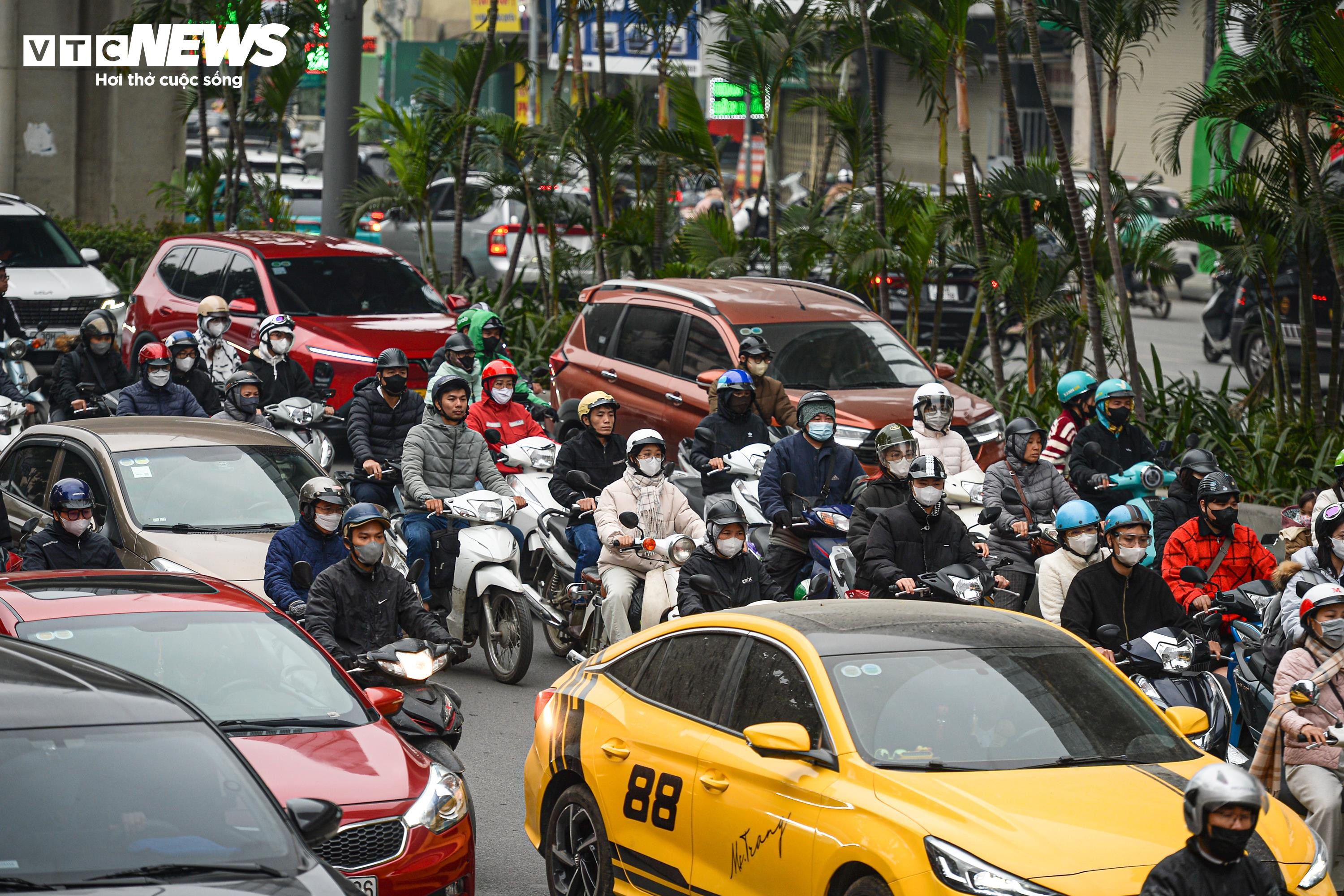 Các tuyến đường dẫn vào trung tâm Hà Nội kẹt cứng ngày làm việc đầu năm 2026 - 6