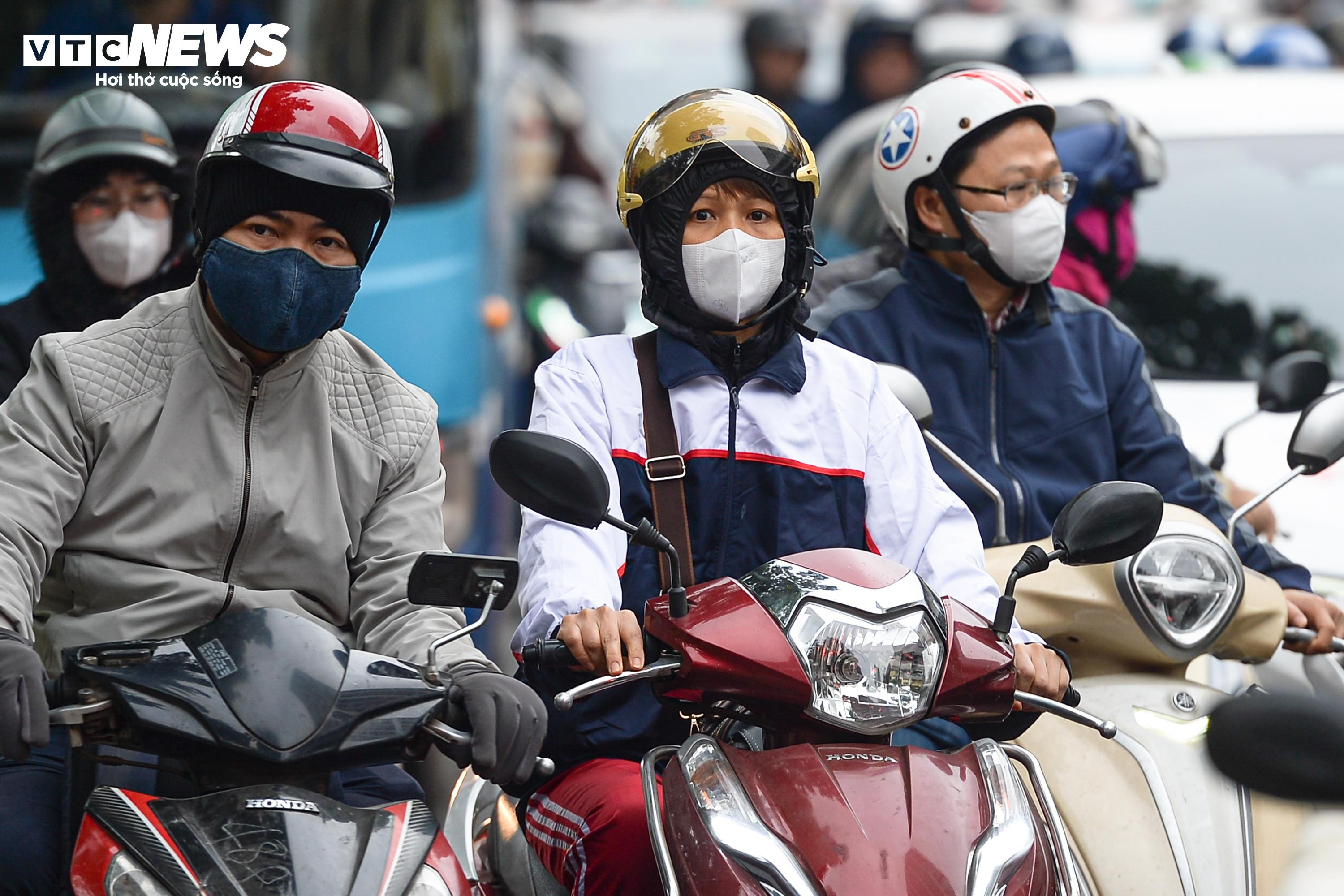 Các tuyến đường dẫn vào trung tâm Hà Nội kẹt cứng ngày làm việc đầu năm 2026 - 7