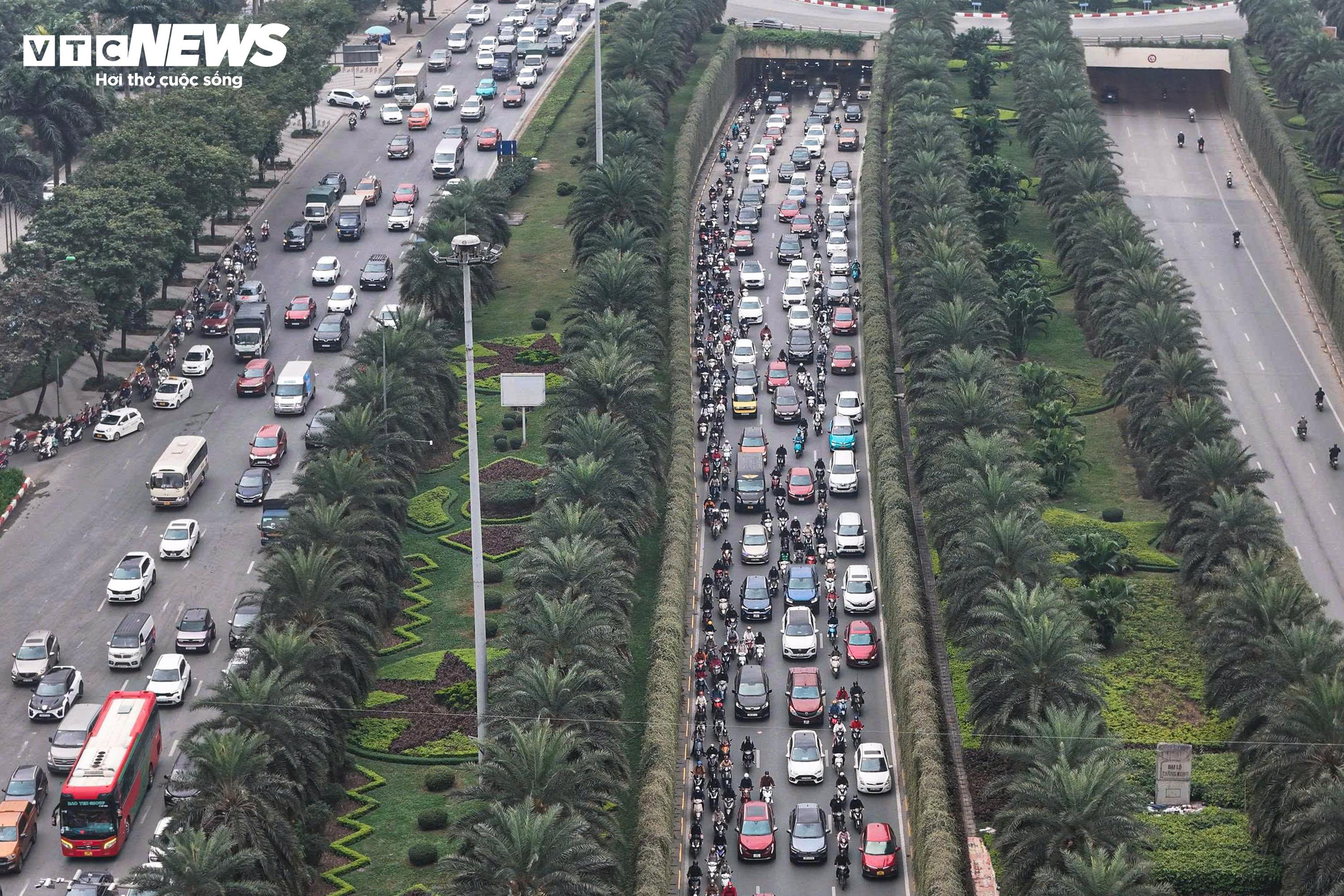 Các tuyến đường dẫn vào trung tâm Hà Nội kẹt cứng ngày làm việc đầu năm 2026 - 9