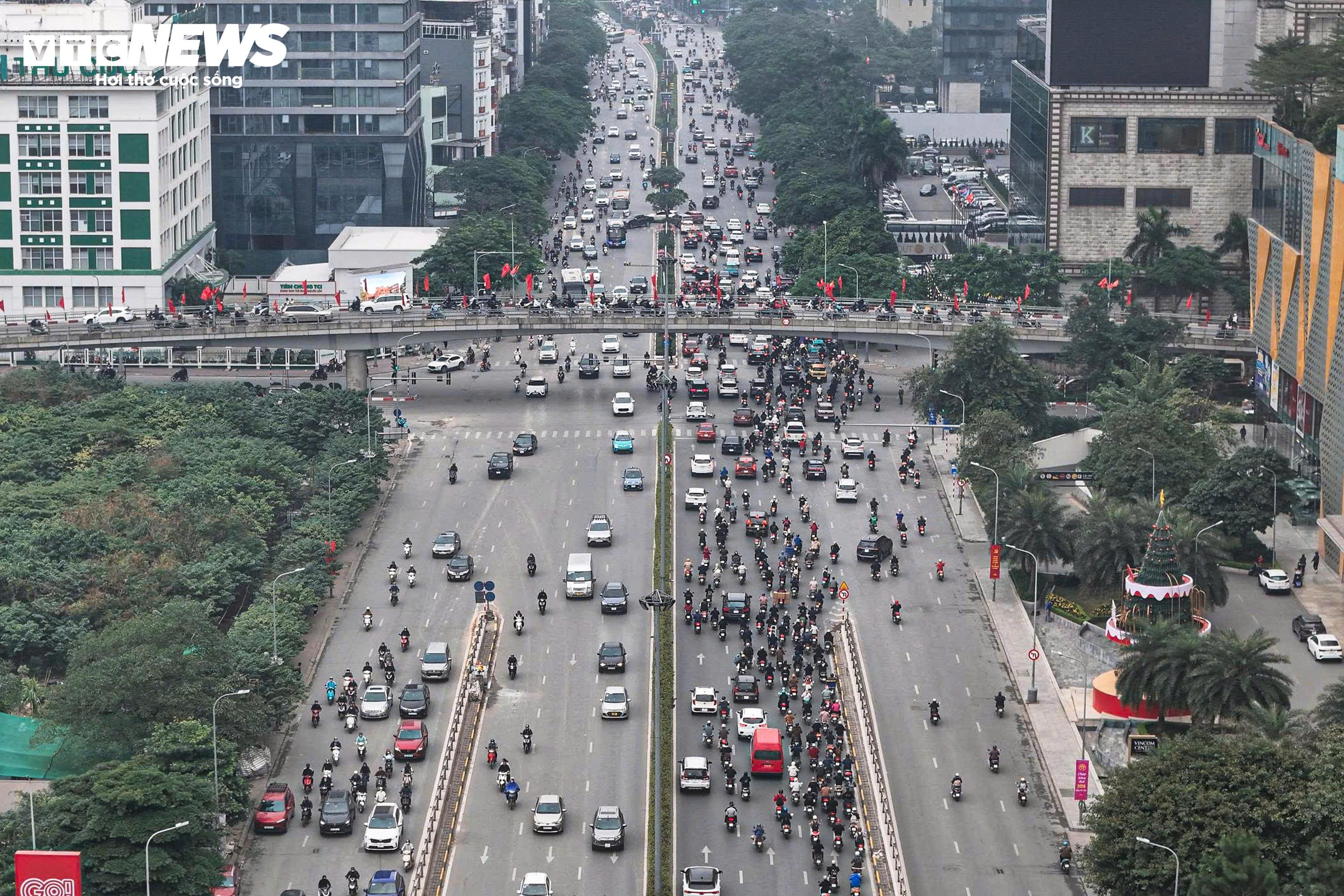 Các tuyến đường dẫn vào trung tâm Hà Nội kẹt cứng ngày làm việc đầu năm 2026 - 1