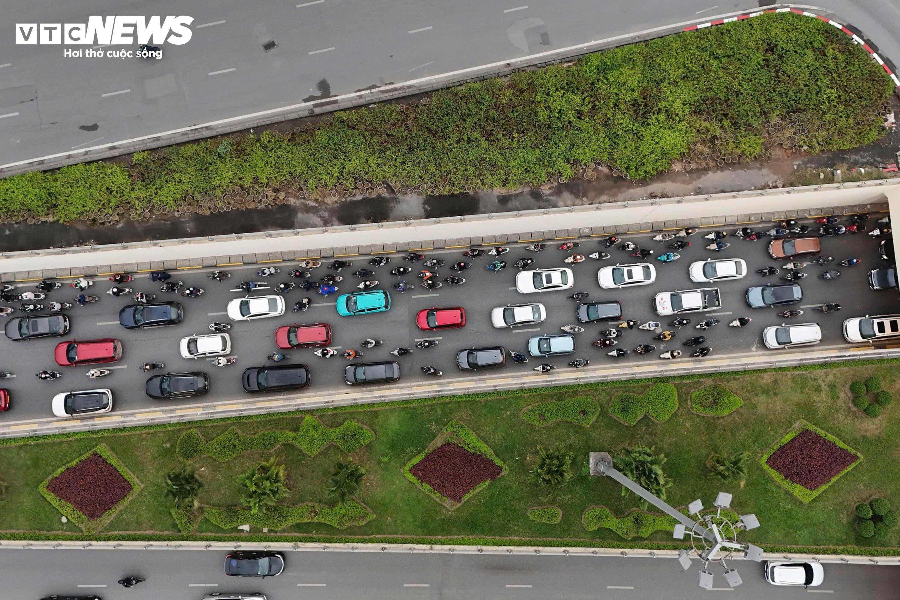 Các tuyến đường dẫn vào trung tâm Hà Nội kẹt cứng ngày làm việc đầu năm 2026 - 10