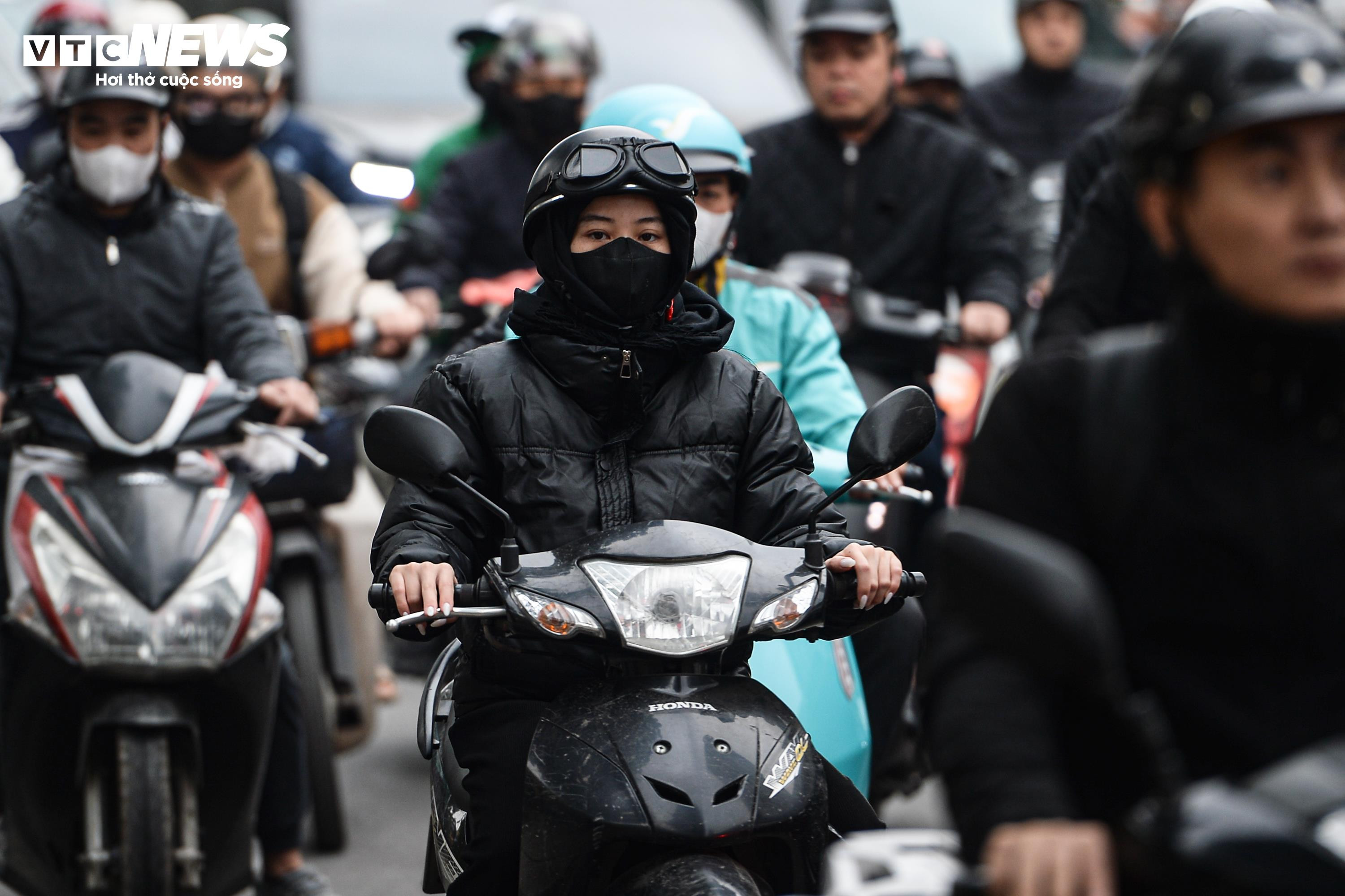 Các tuyến đường dẫn vào trung tâm Hà Nội kẹt cứng ngày làm việc đầu năm 2026 - 12