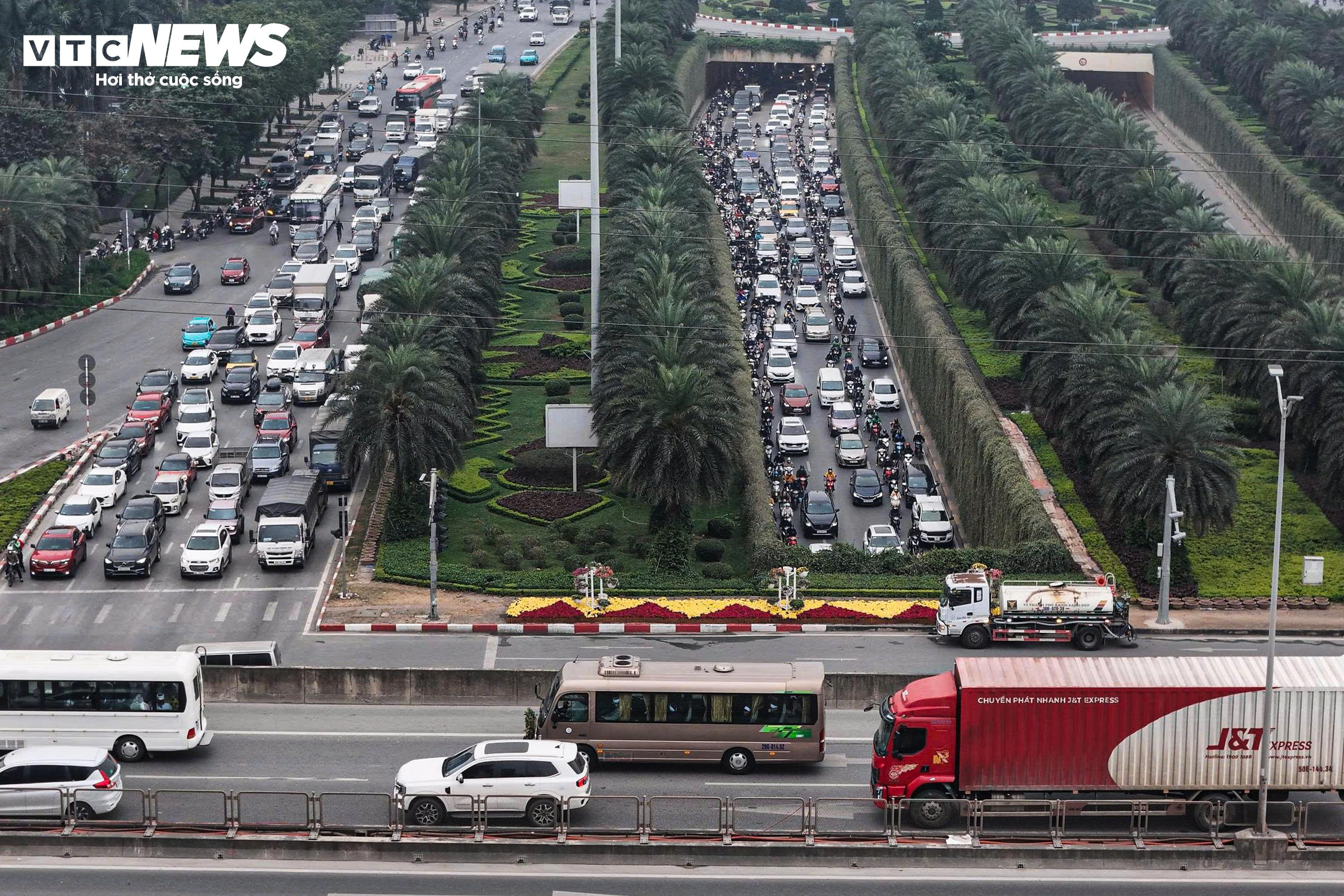 Các tuyến đường dẫn vào trung tâm Hà Nội kẹt cứng ngày làm việc đầu năm 2026 - 13