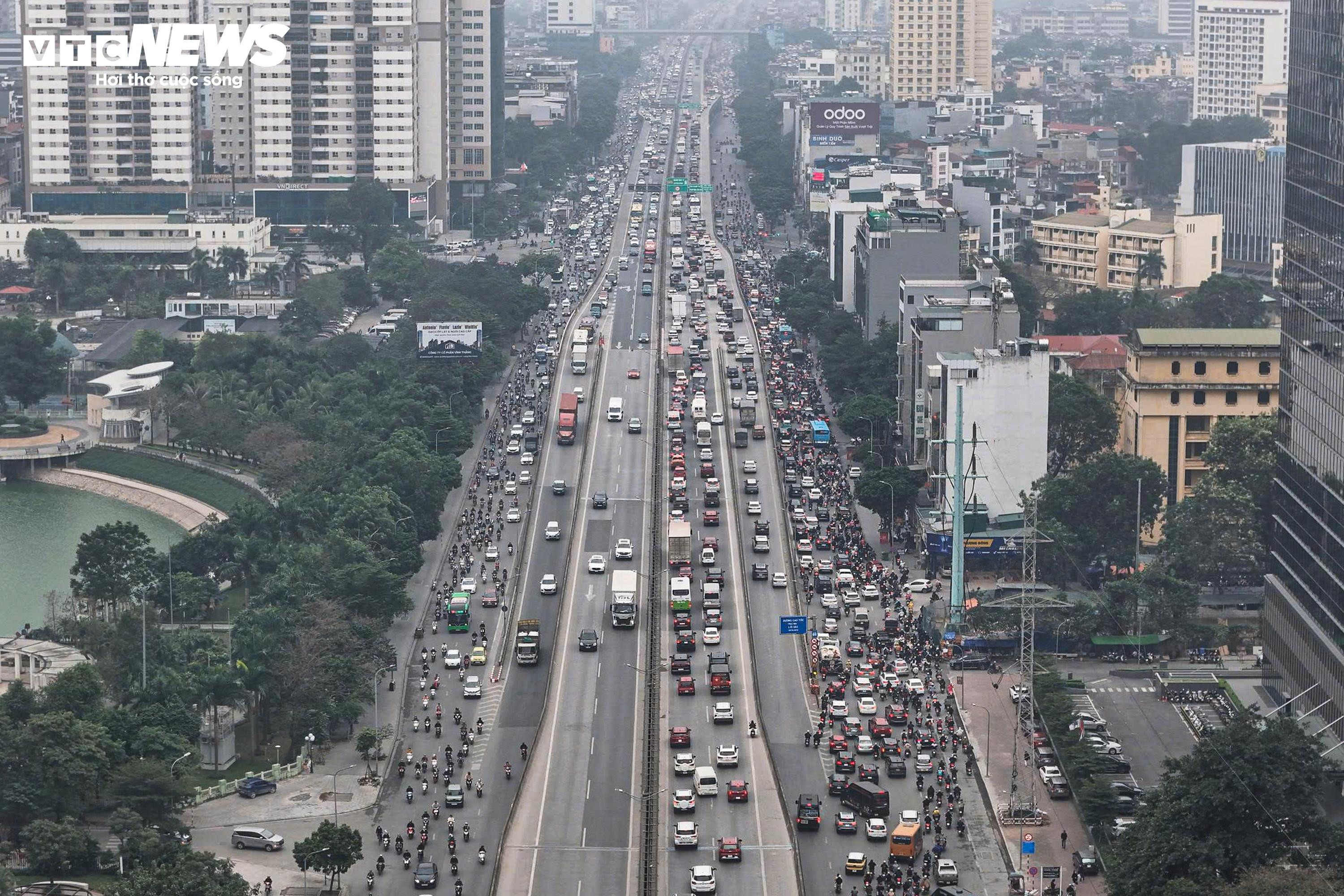 Các tuyến đường dẫn vào trung tâm Hà Nội kẹt cứng ngày làm việc đầu năm 2026 - 11