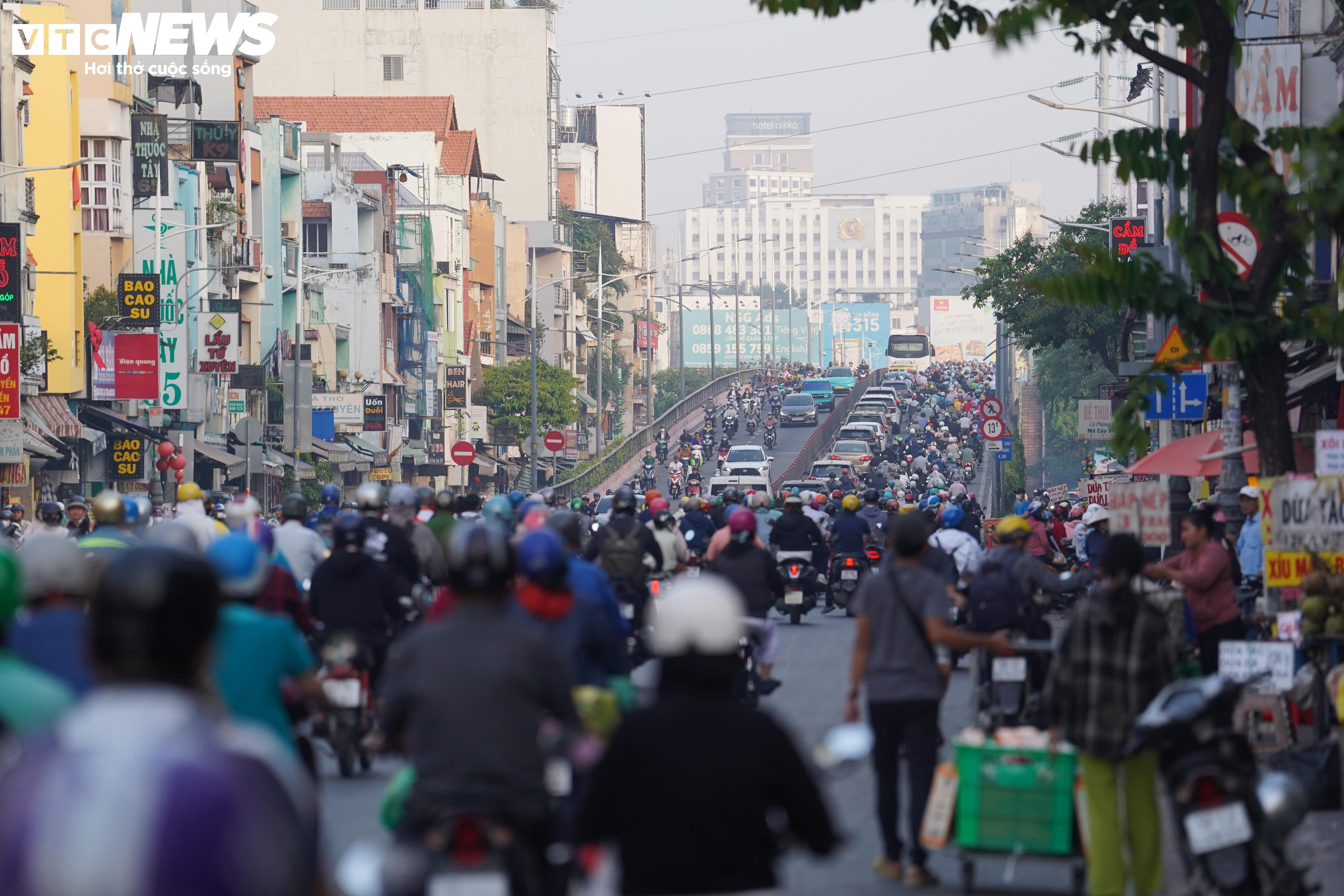 Ngày đầu trở lại làm việc sau kỳ nghỉ lễ, giao thông TP.HCM ra sao? - 6