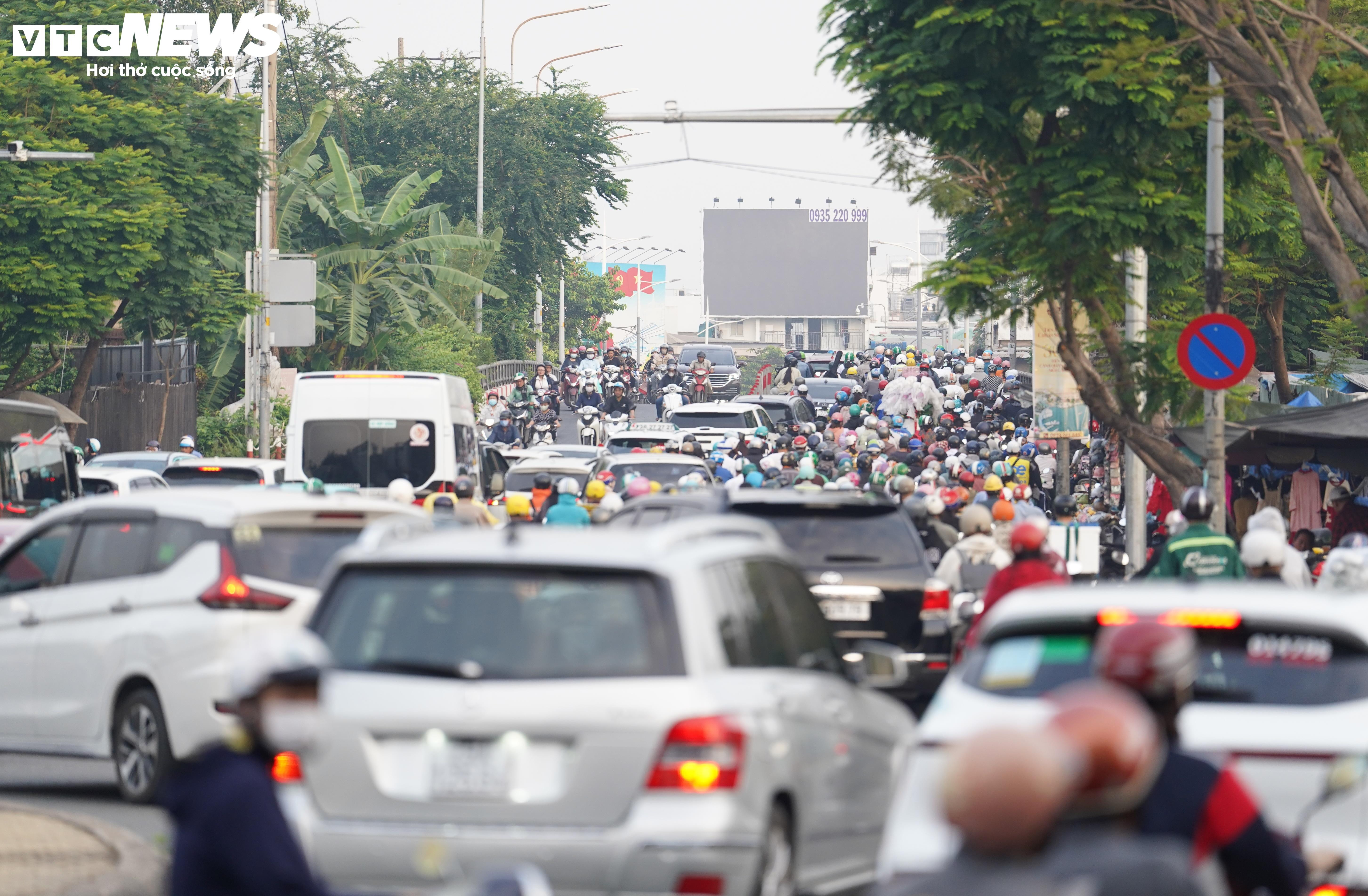 Ngày đầu trở lại làm việc sau kỳ nghỉ lễ, giao thông TP.HCM ra sao? - 2